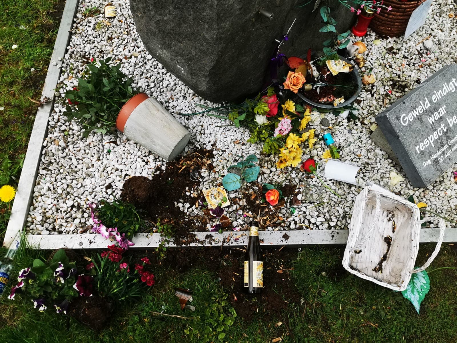 Herdenkingsmonument de Vlinderrots in Hoorn vernield en leeggeroofd: 'Afschuwelijk om te zien'