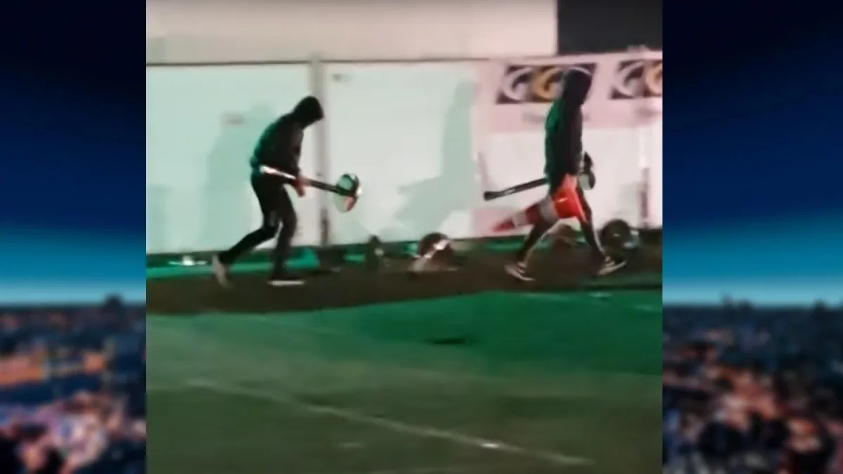 Politie zoekt deze relschoppers voor affikken GGD-locatie Urk