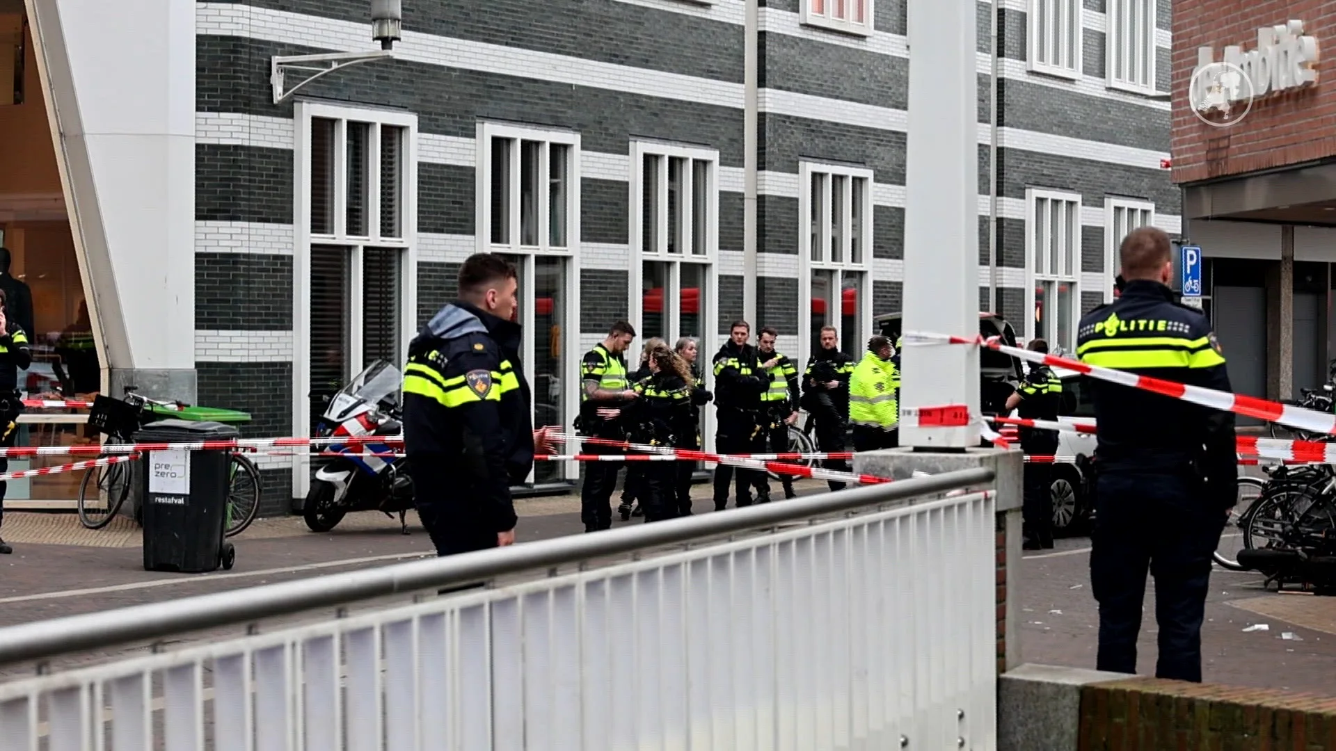 Minderjarigen beroven winkel, agent met hamer op hoofd geslagen