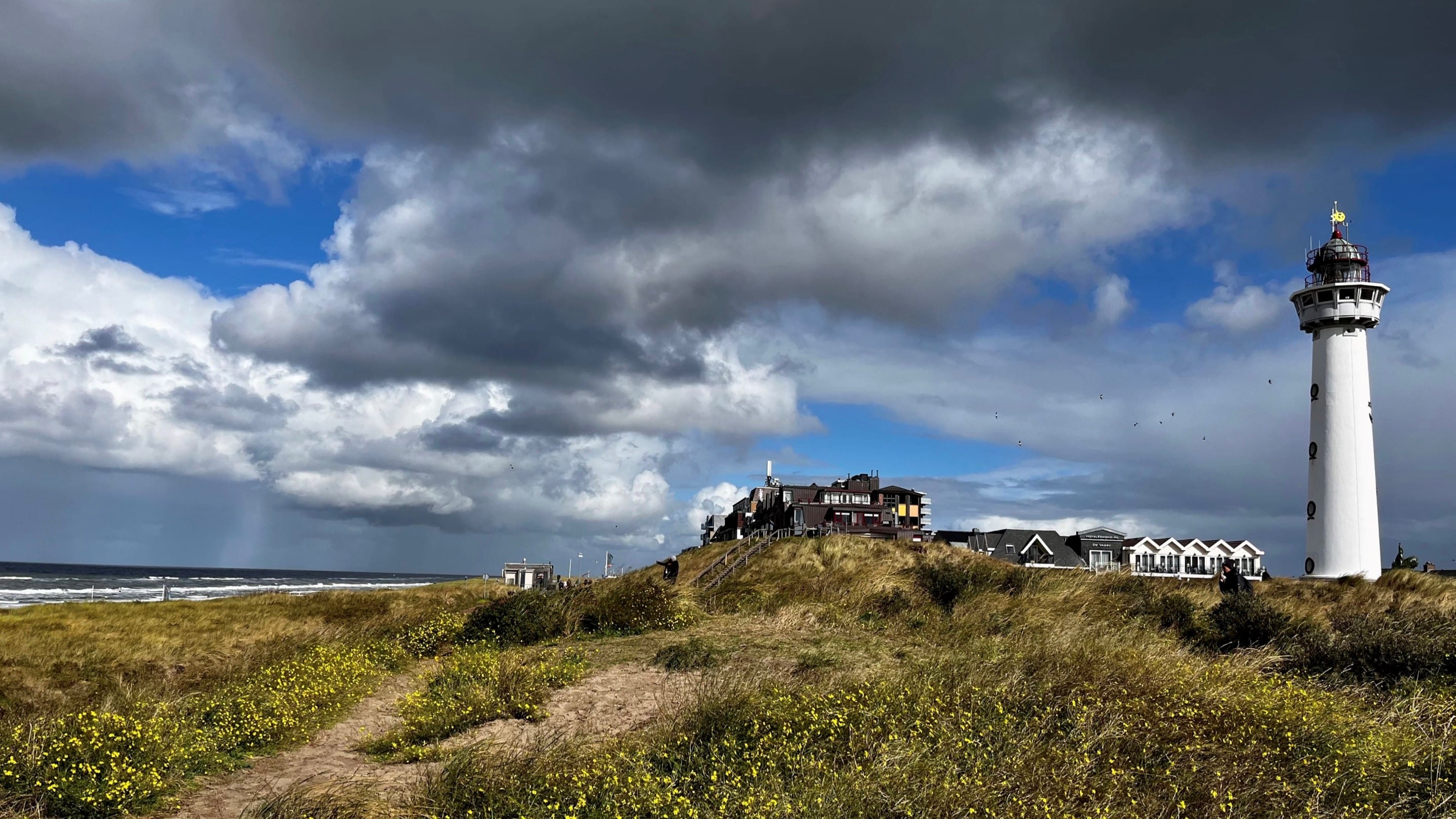 Wisselvallig weekend: buien, zware windstoten maar ook ruimte voor de zon