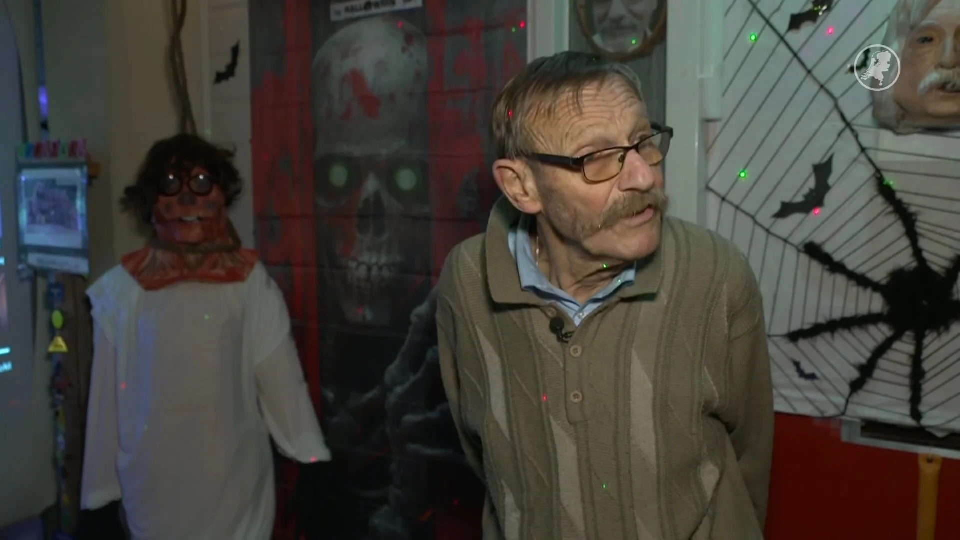 Niemand kwam vorig jaar naar zijn Halloweenhuis, maar Henk (81) pakt tóch weer uit