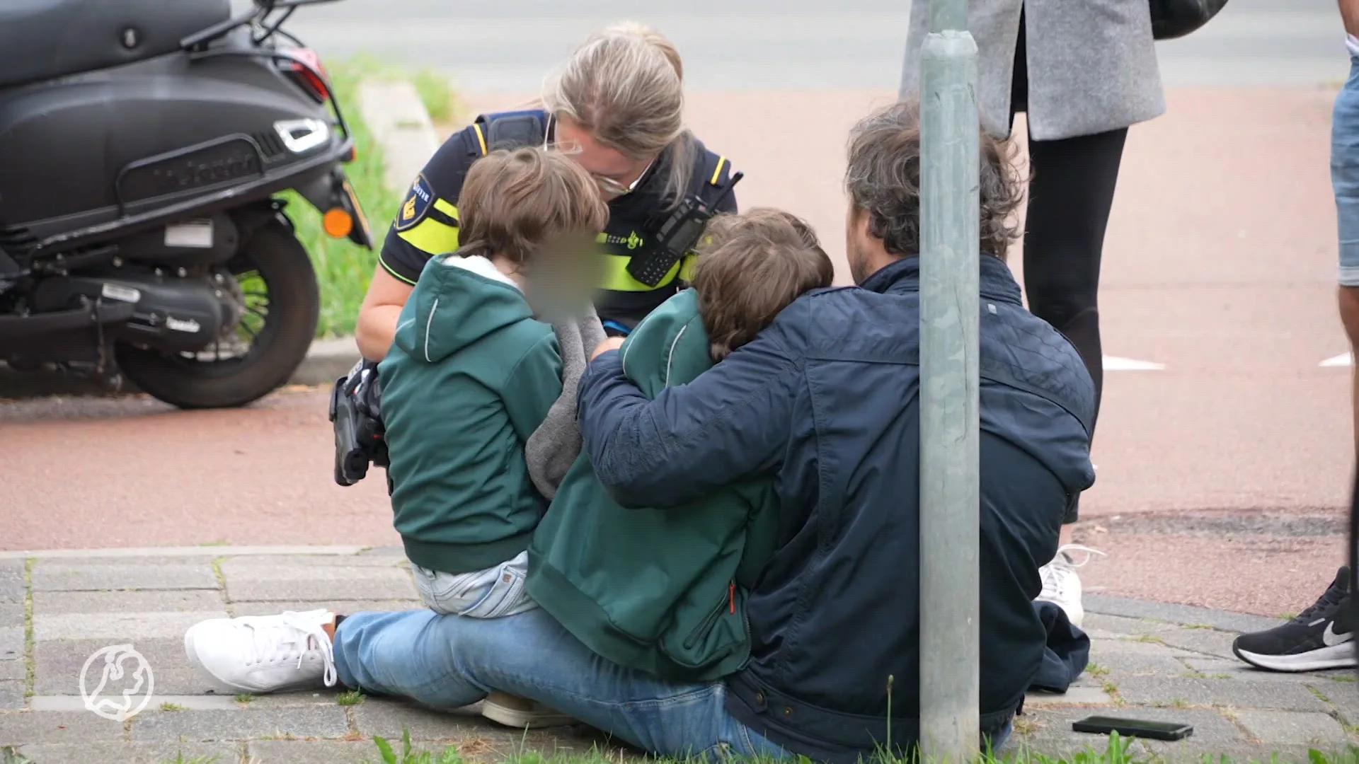 Tweeling valt uit bakfiets na aanrijding in Oss