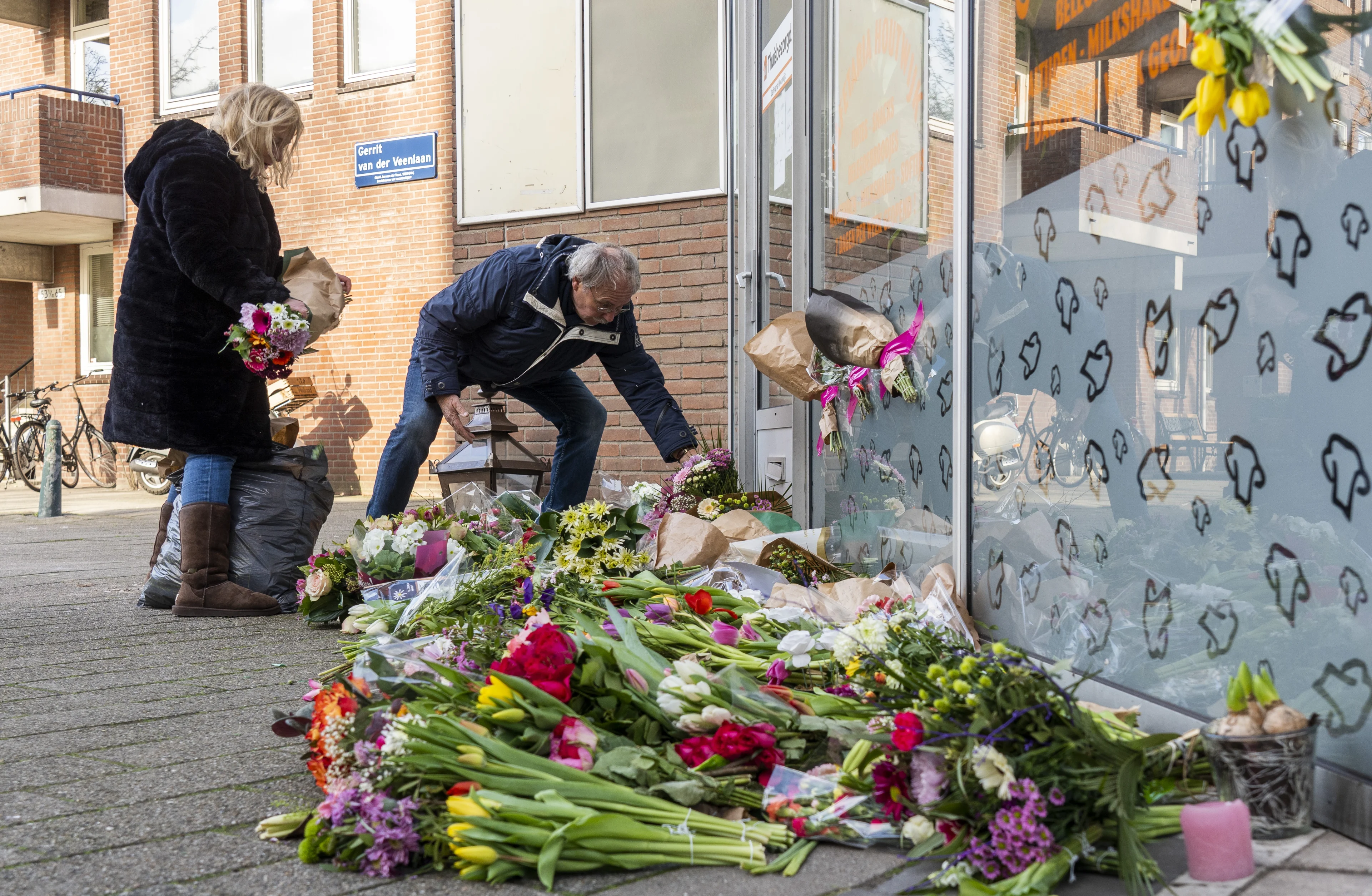 Buurt loopt stille tocht voor doodgestoken snackbareigenaar