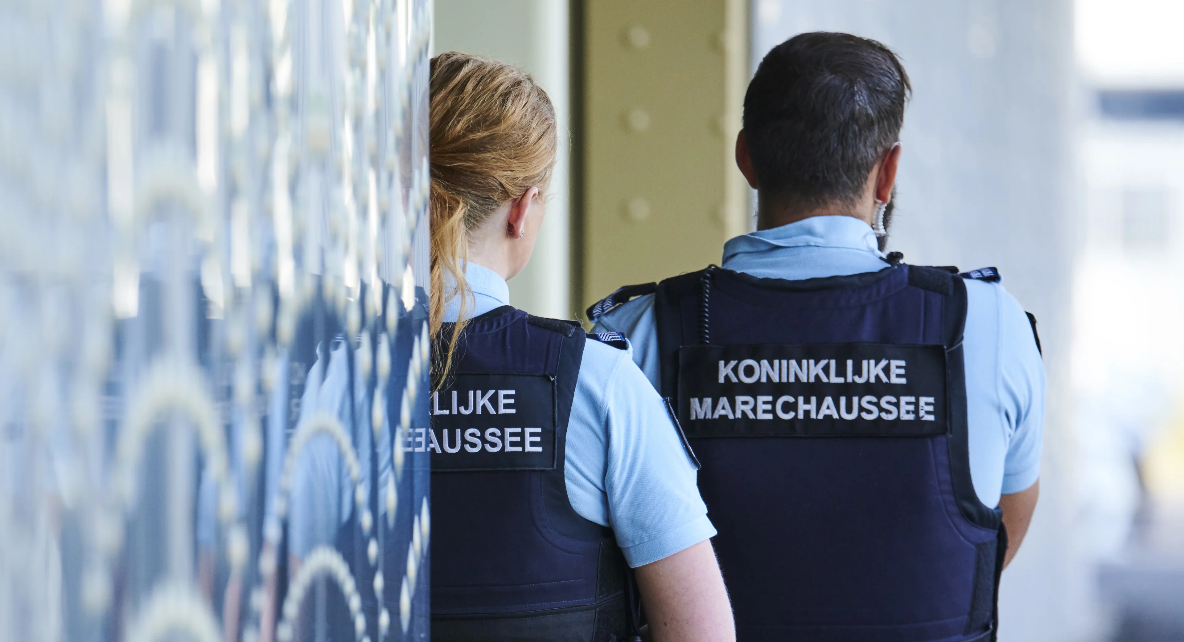 Poolse vrouw slaat en bijt crewleden in vliegtuig na weigeren mondkapje