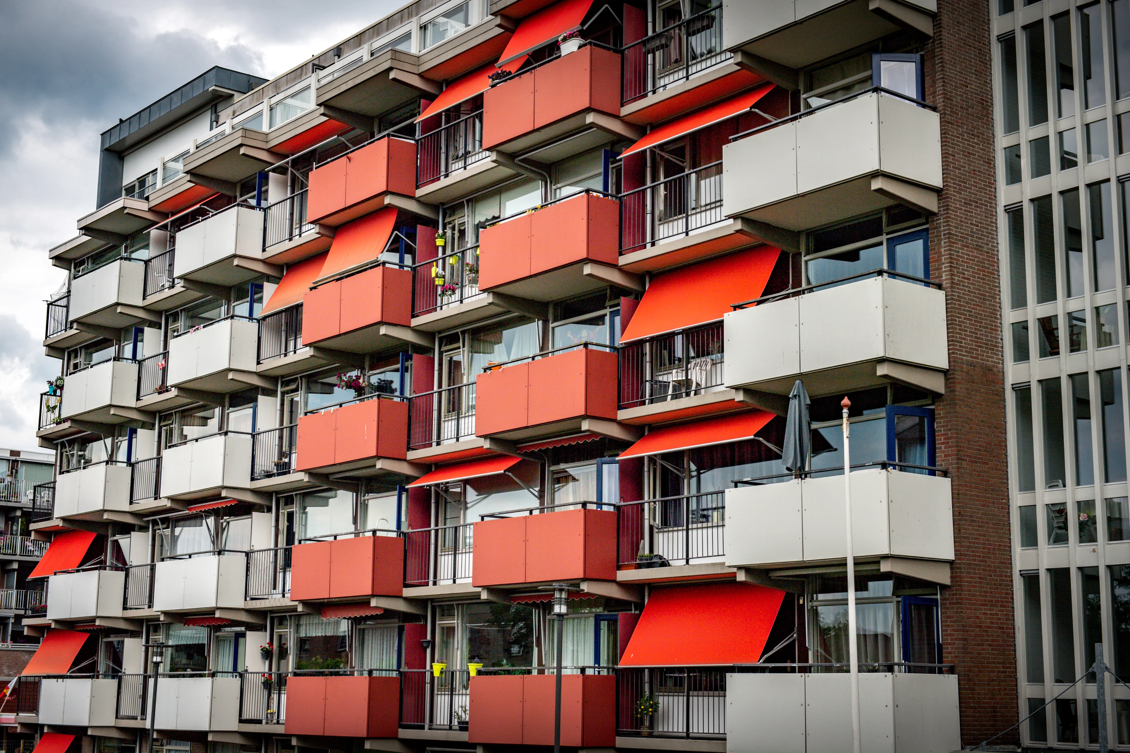180 balkons in Zwolle blijken onveilig, bewoners mogen er niet meer op