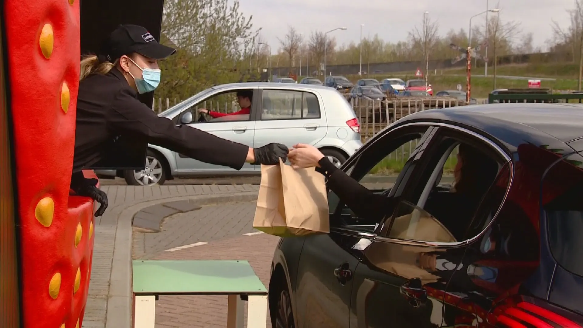 Aardbeiendrive-in te groot succes, buren worden gek: 'Ze plassen en poepen in de tuinen'