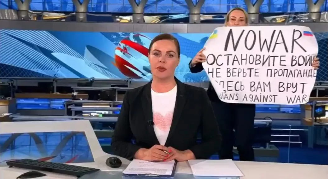 Nederlanders lovend over vrouw die in Russisch journaal protesteerde: 'Wat een heldin!'