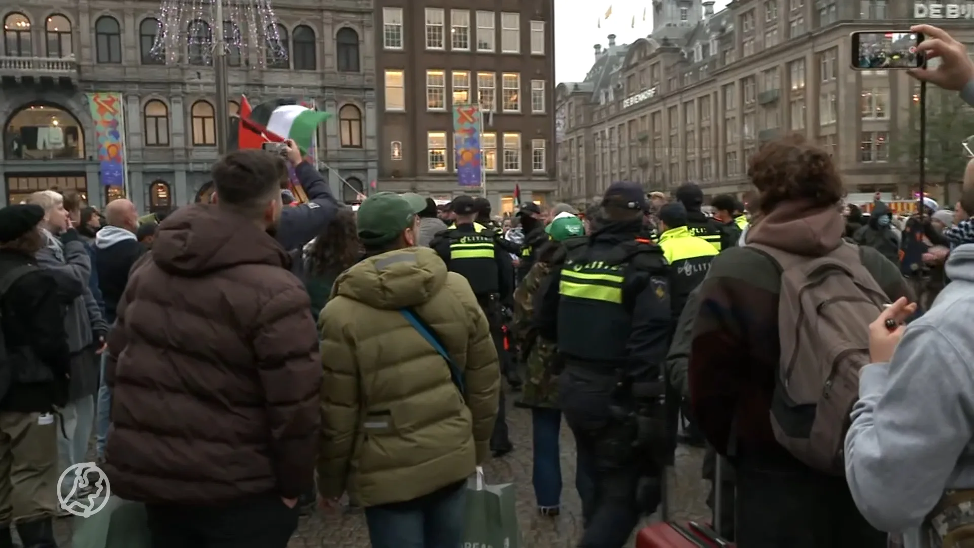 Politie voert charge uit om demonstranten van Dam te verwijderen