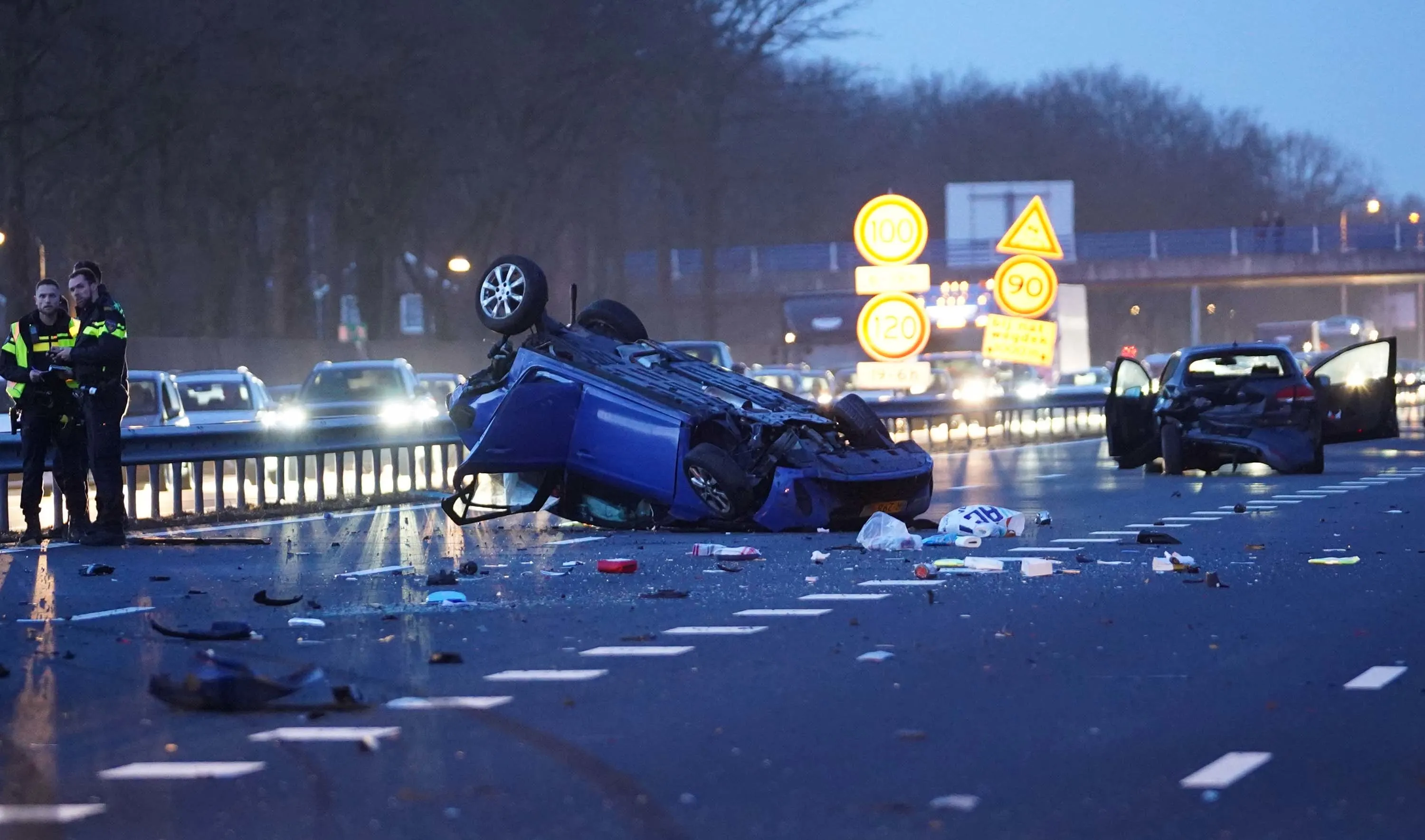 Meerdere gewonden bij heftig ongeluk met zes auto's op A28