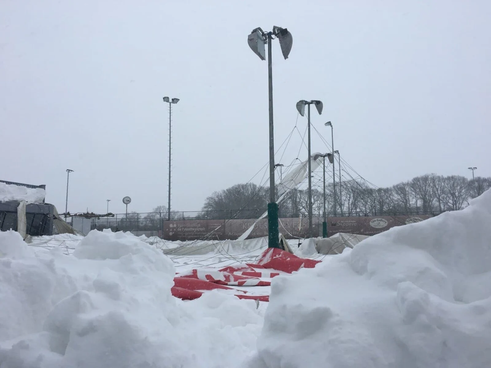 Tennishal Winterswijk verwoest door dikke sneeuwlaag: 'Gelukkig geen mensen binnen'