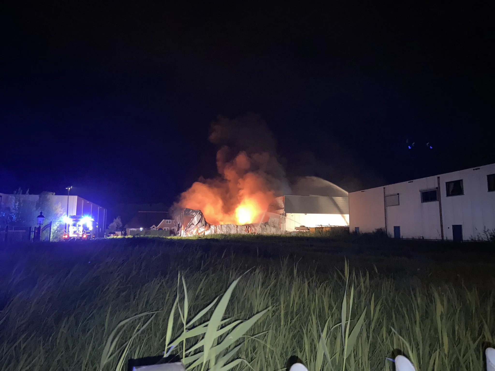 Bedrijfspand op Urk gaat in vlammen op bij zeer grote brand