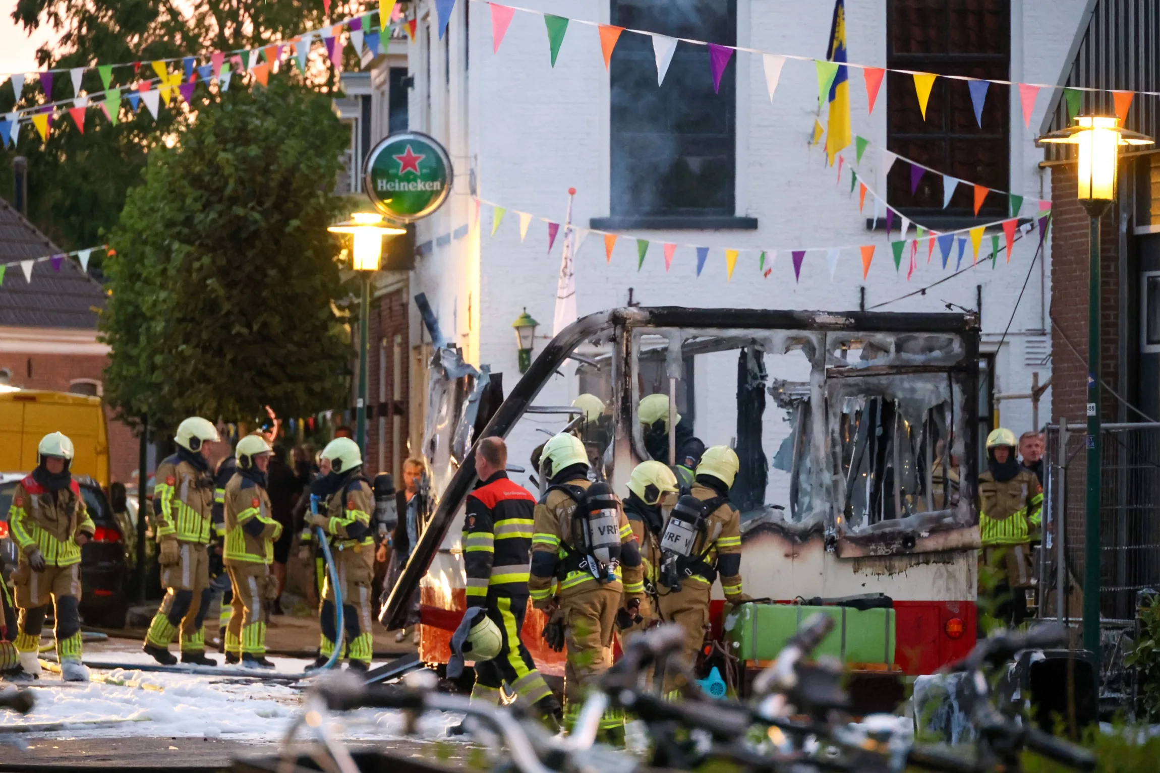 Frietkraam fikt af tijdens dorpsfeest in Friesland, drie gewonden