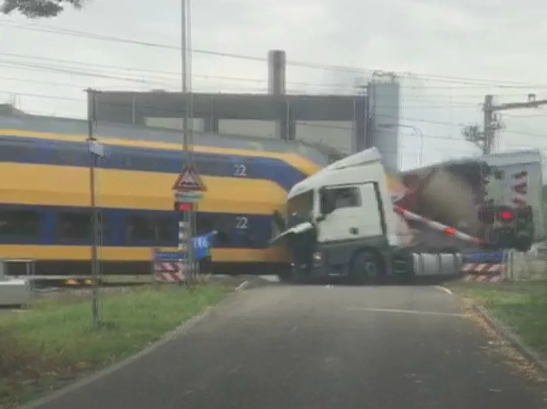 ZIEN: Trein ramt vrachtwagen op spoorwegovergang in Roermond