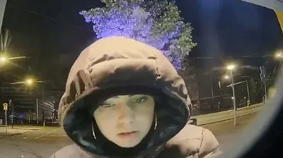 Politie verspreidt beelden van vrouw die ouder echtpaar voor duizenden euro's oplicht