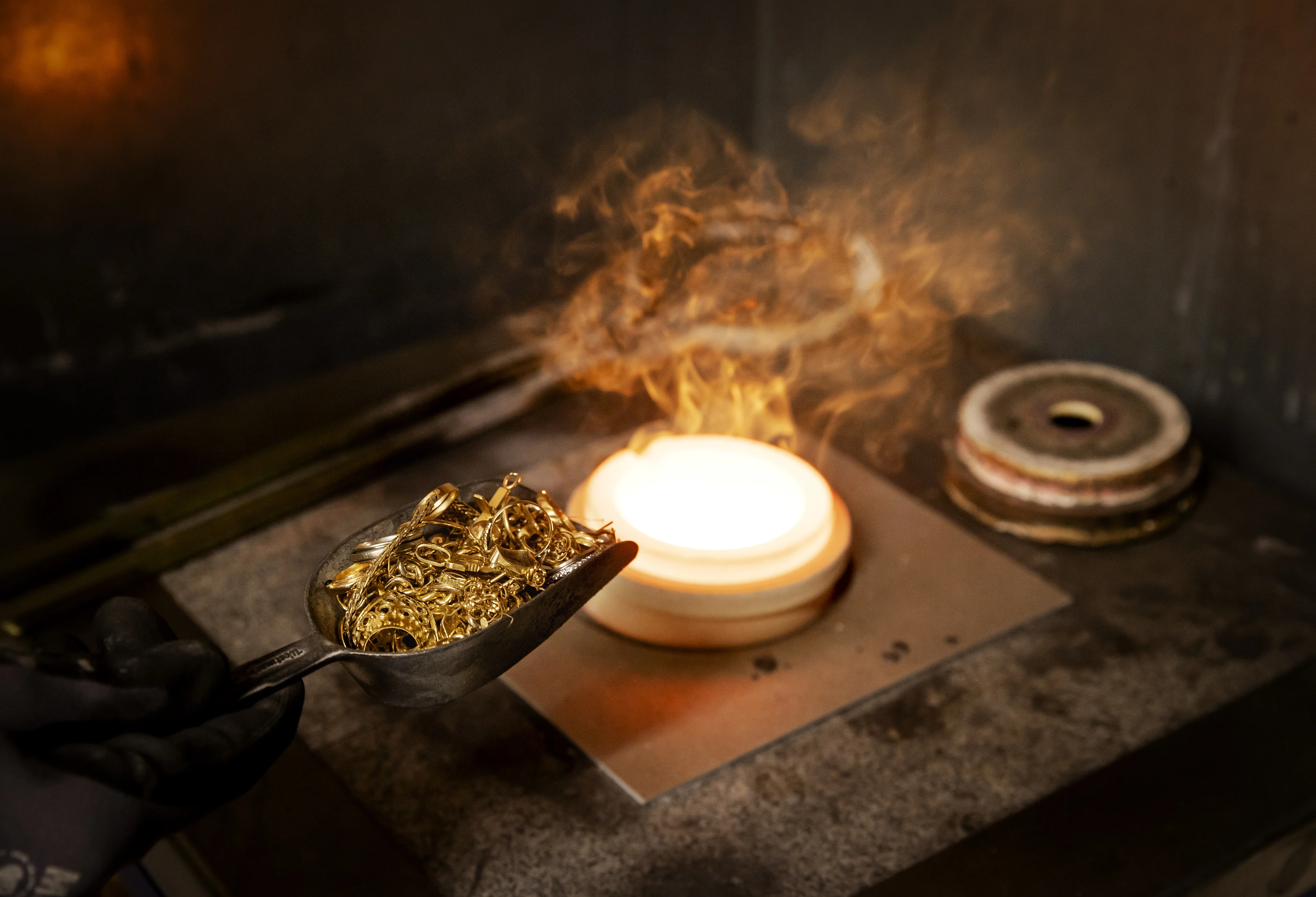 Goudprijs stijgt naar recordhoogte, mensen verkopen massaal hun oude goud