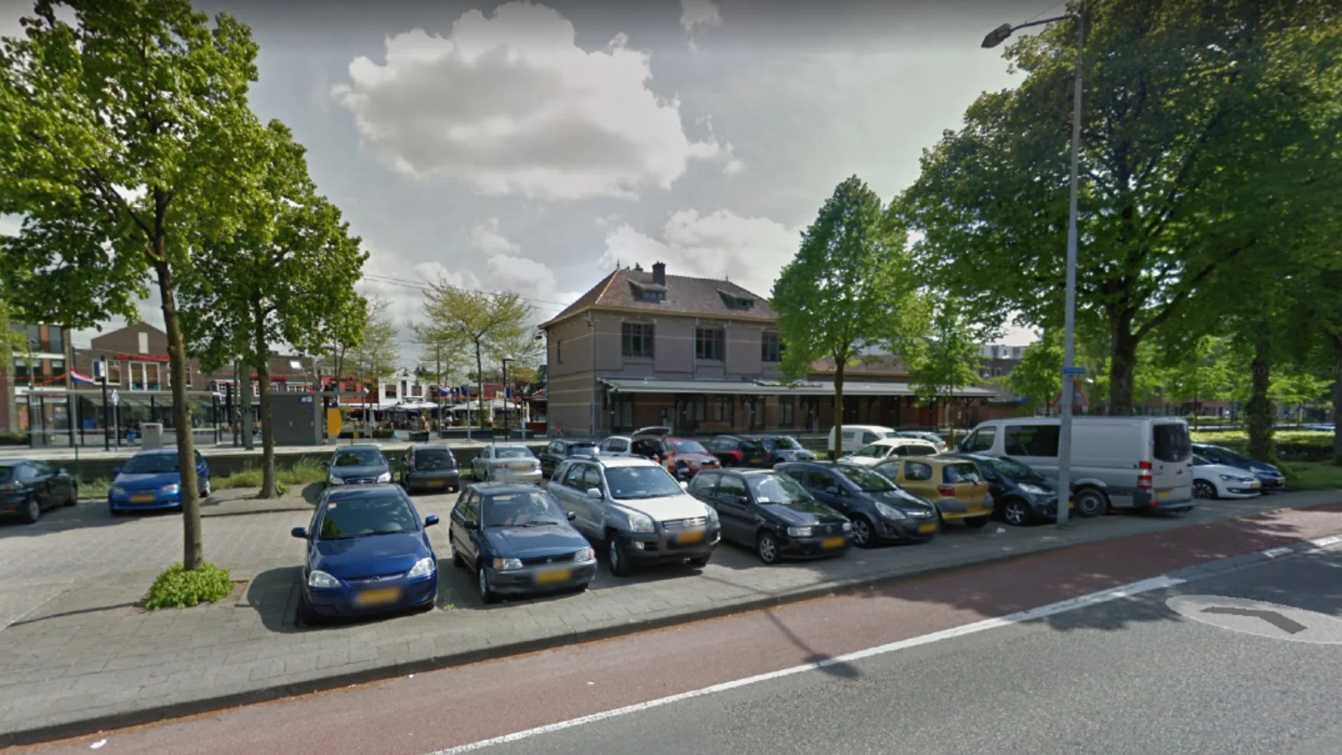 Doorgedraaide man duwt andere man op spoor op station Ede-Centrum