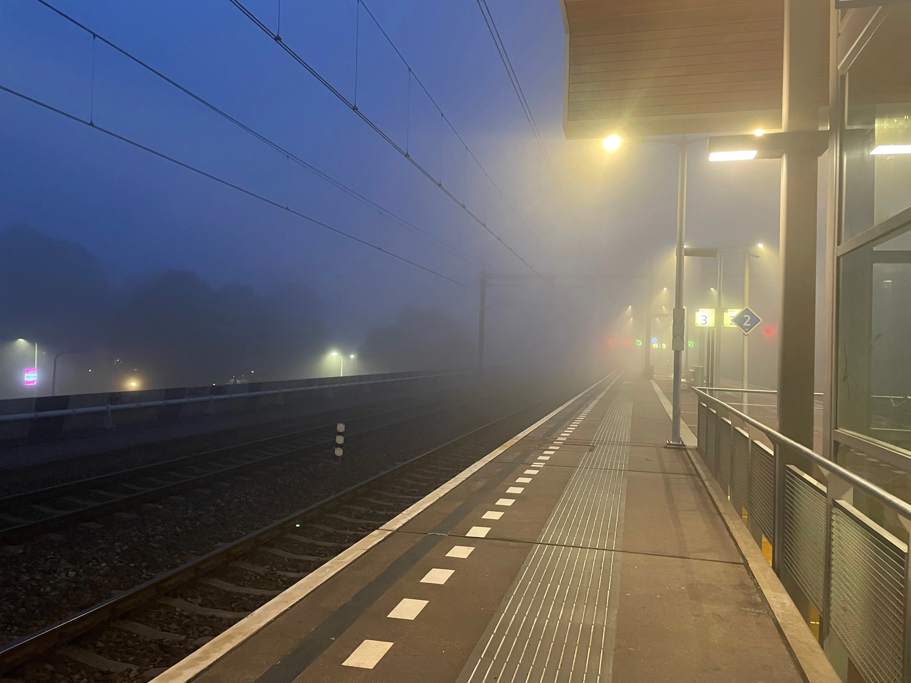 KNMI waarschuwt: code geel vanwege mist en gladheid