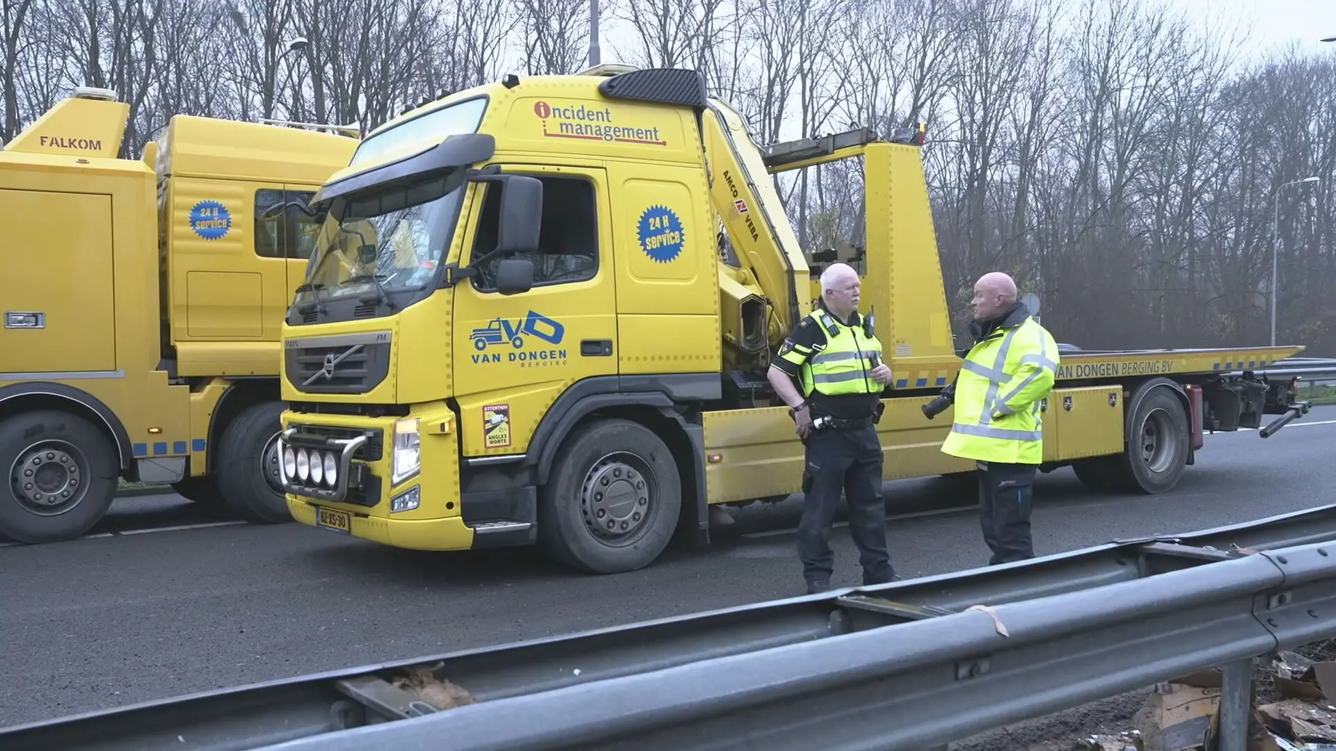 Limburgse snelweg bezaaid met Corona-biertjes, afgesloten voor verkeer