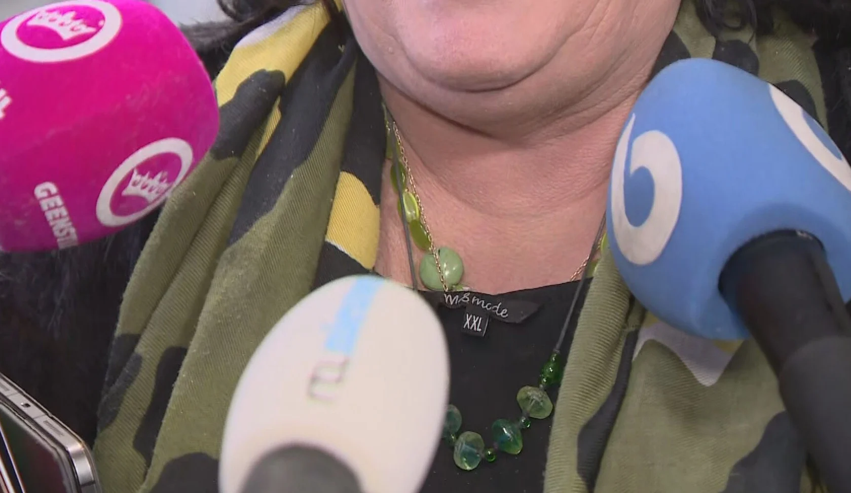 Van der Plas draagt shirt binnenstebuiten én achterstevoren: 'Heb je wel thuis geslapen?'