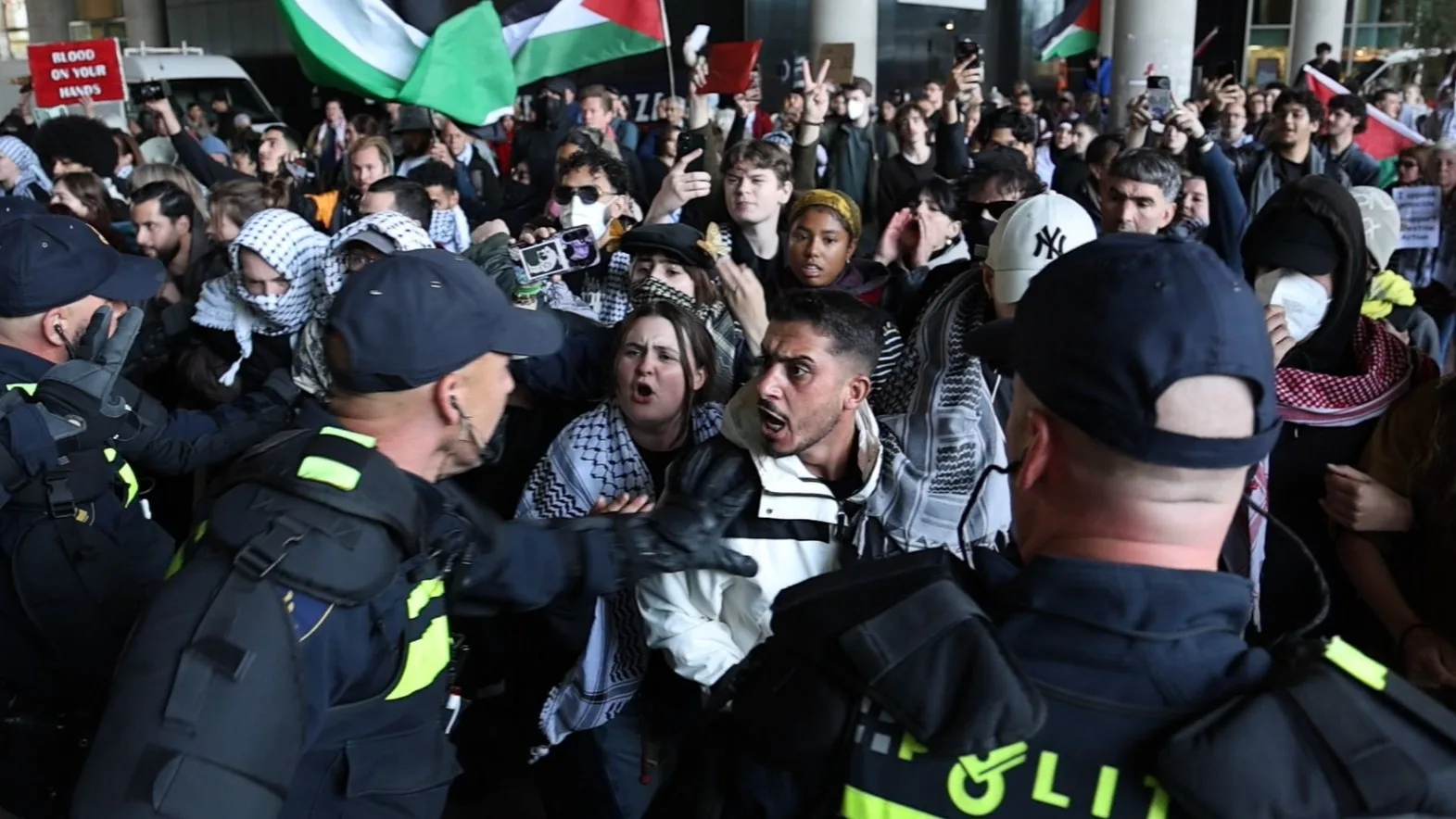 ME houdt demonstranten op afstand van ingang ministerie Buitenlandse Zaken