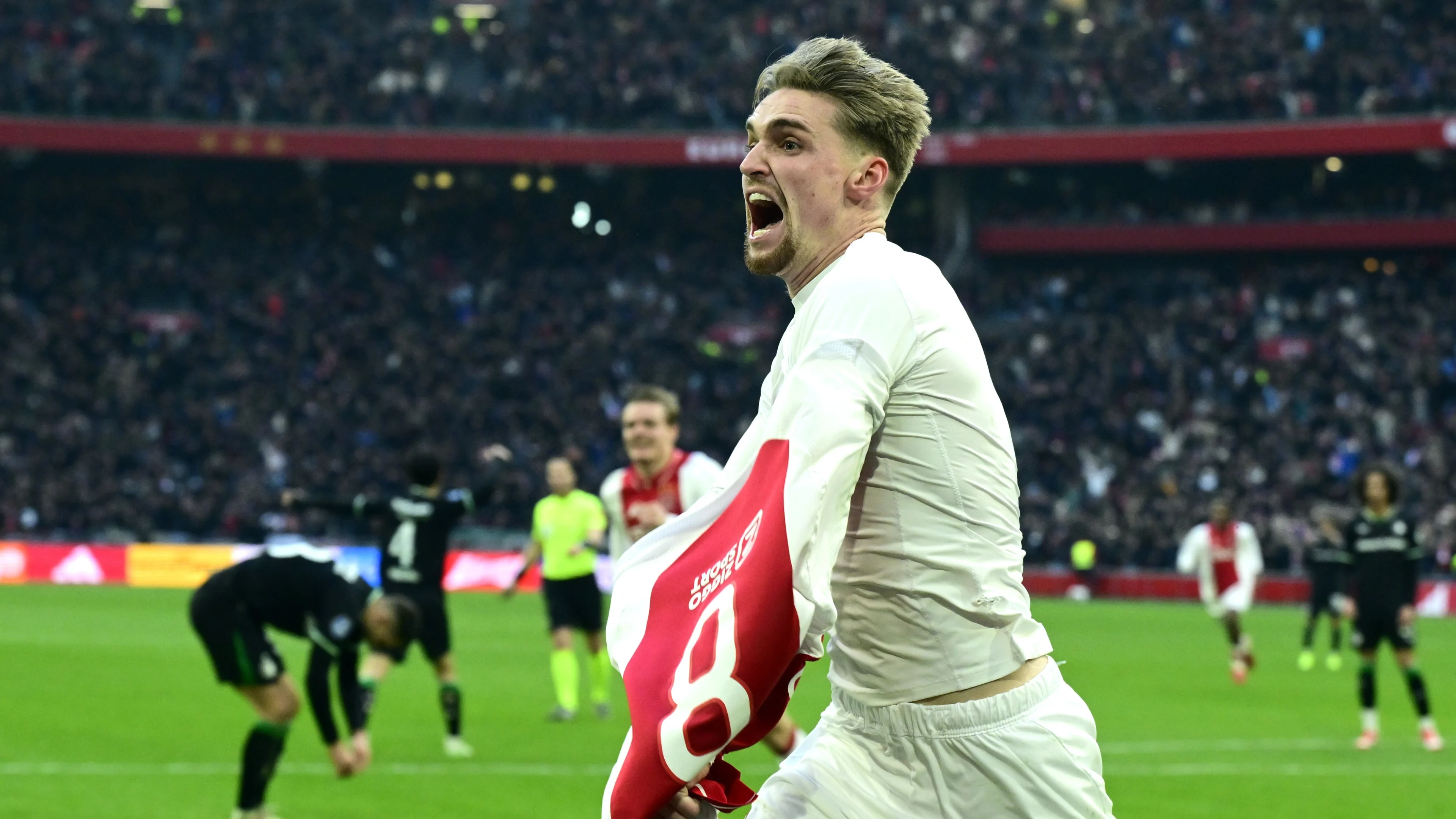 Ajax dankzij Taylor voorbij Feyenoord in Klassieker en loopt in op PSV