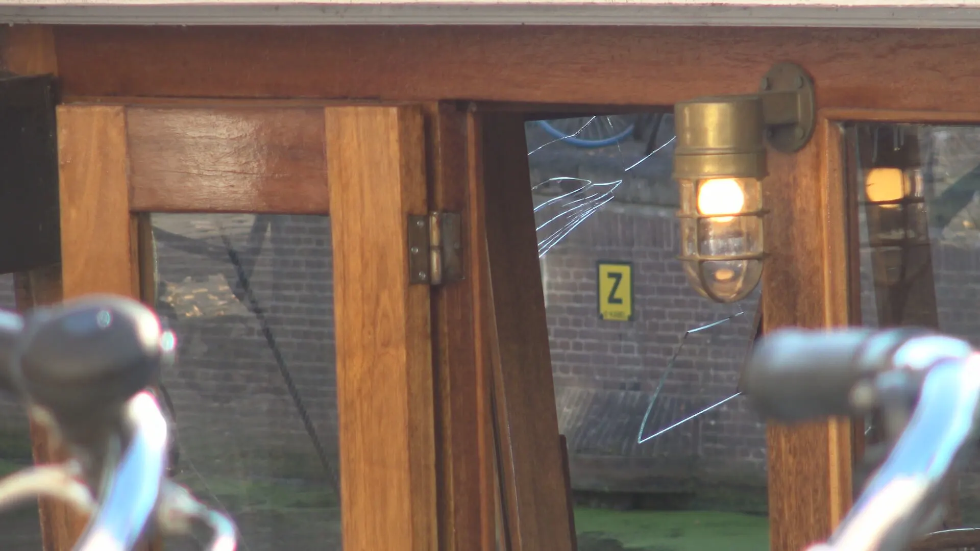 Groningse schipper trekt brutale inbreker dwars door ruit kajuit 