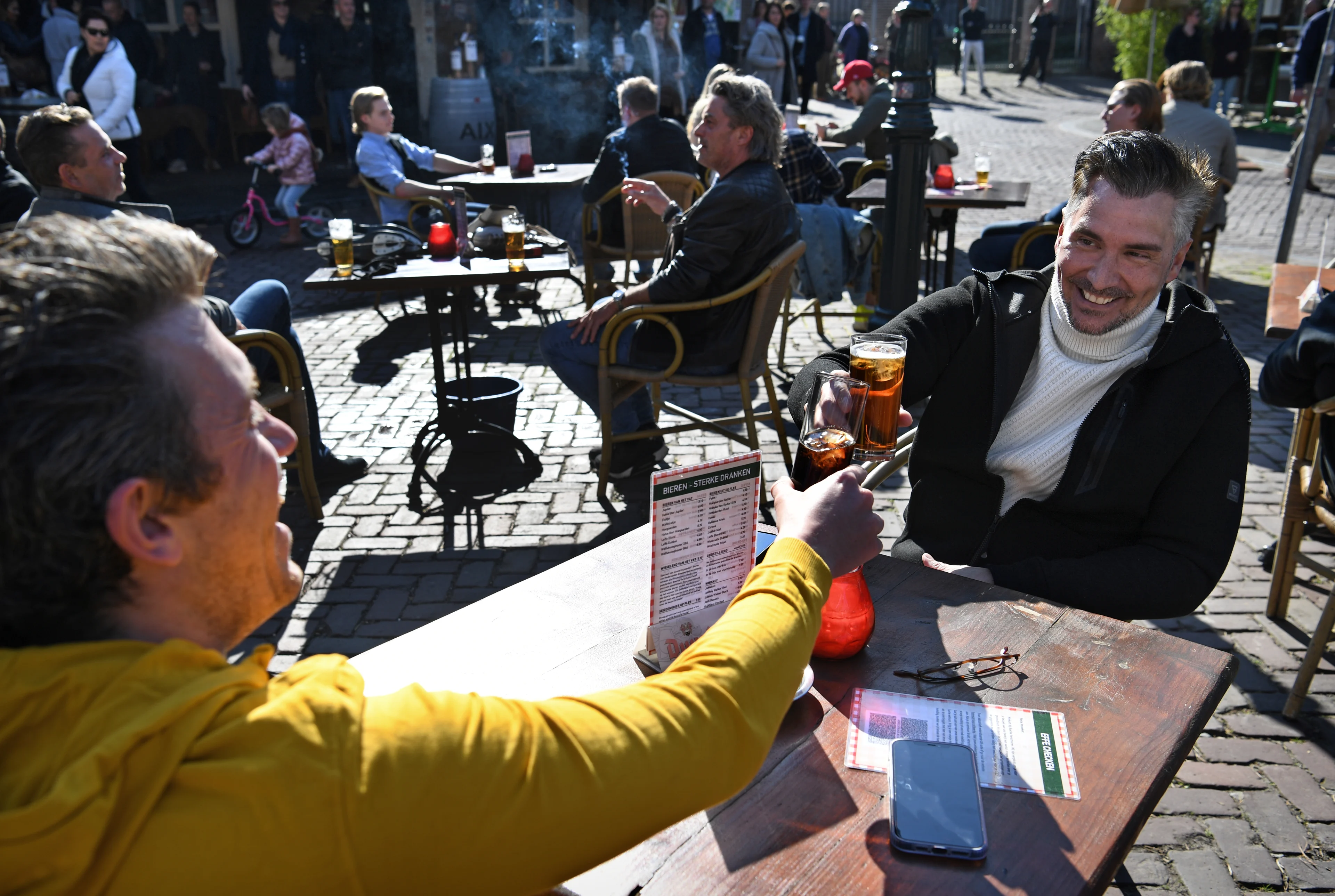 Politie en boa's staan met heropening terrassen voor 'bijna onmogelijke opdracht'