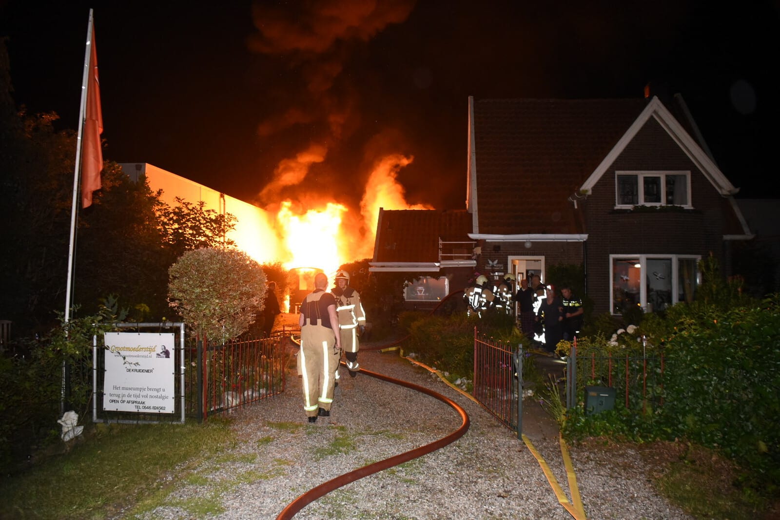 Grote uitslaande brand bedreigt het kruideniersmuseumpje van Wijnand: 'Vlammen sloegen meters uit het dak'