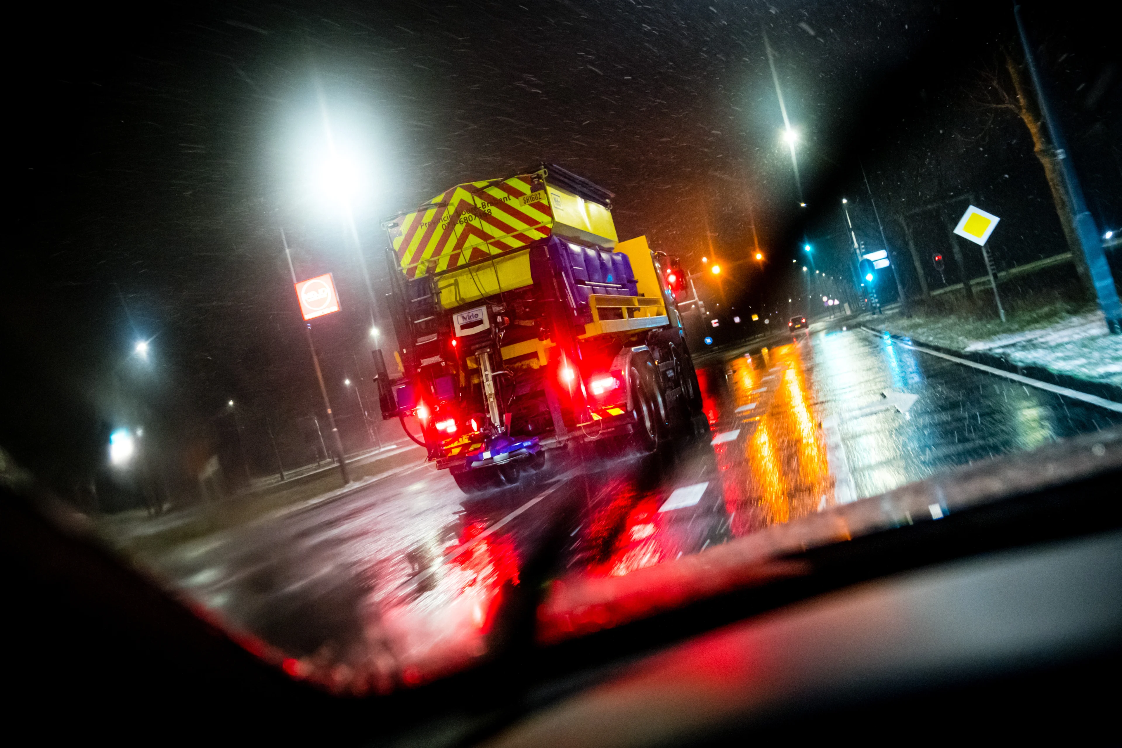 Strooiwagens opnieuw de weg op om verwachte sneeuw en gladheid