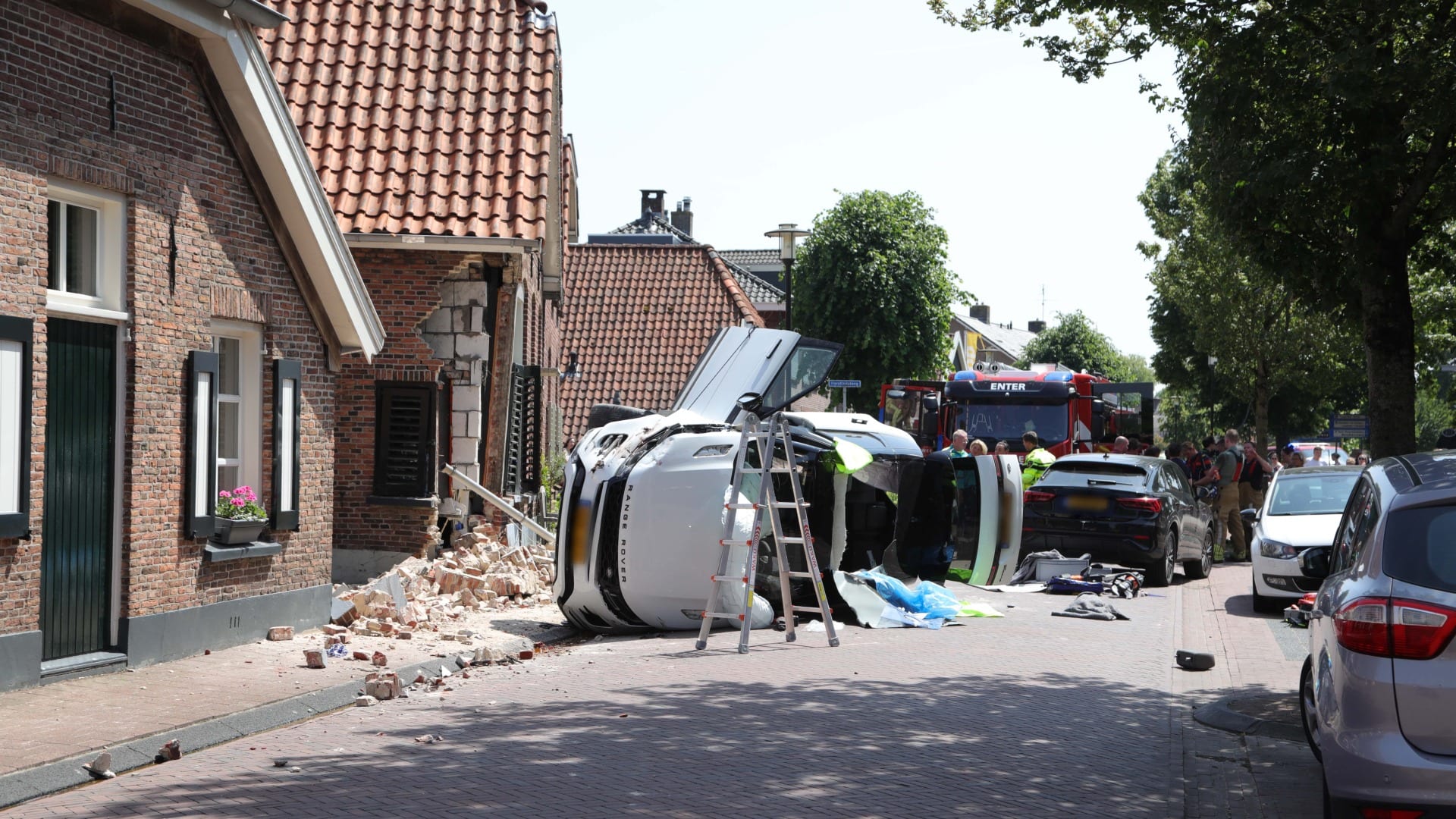 Grote ravage in Enter: auto botst tegen woning na aanrijding
