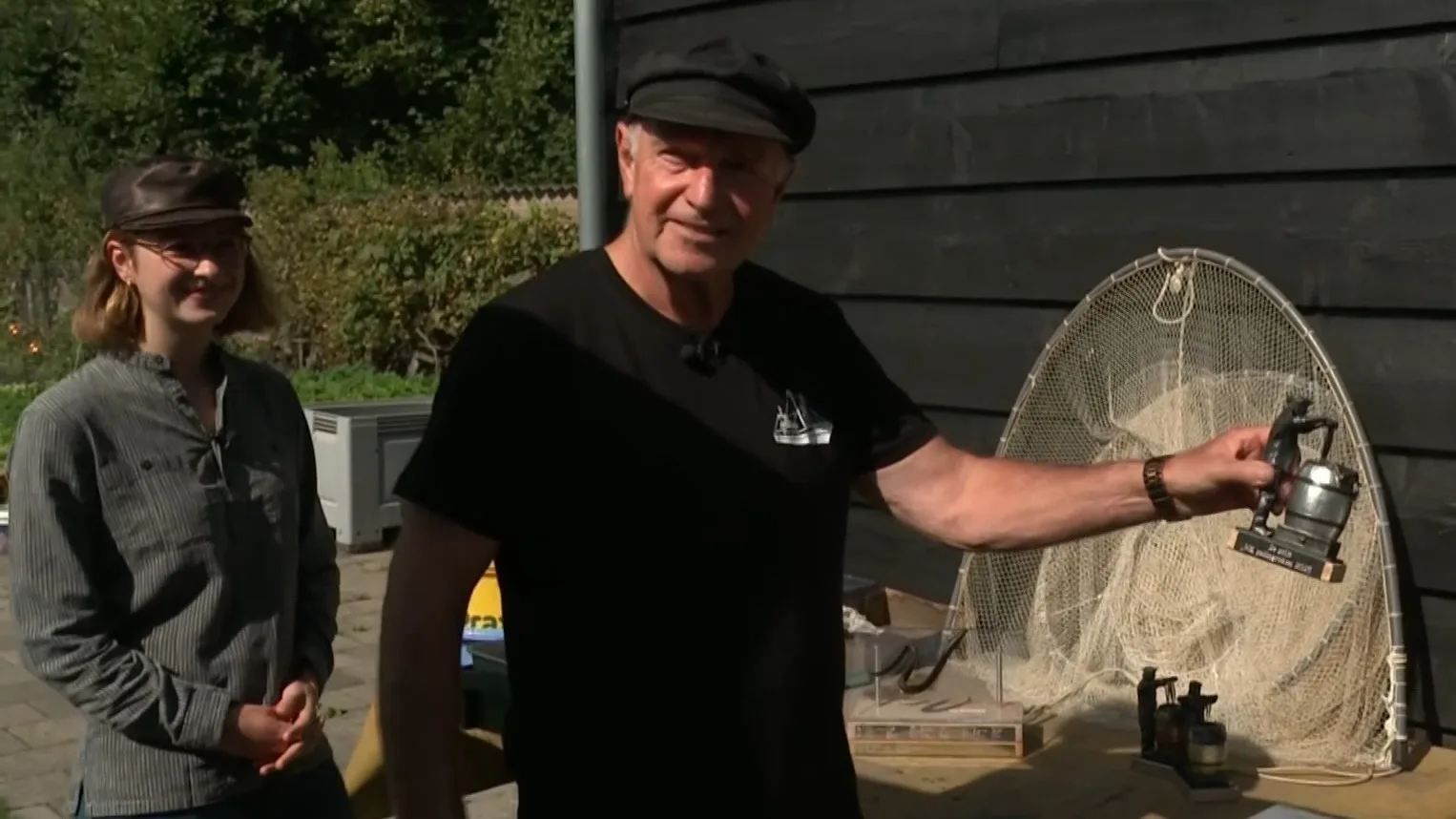 Melissa (19) eerste vrouwelijke kampioen palingroken, verslaat trotse opa: 'Klasse'