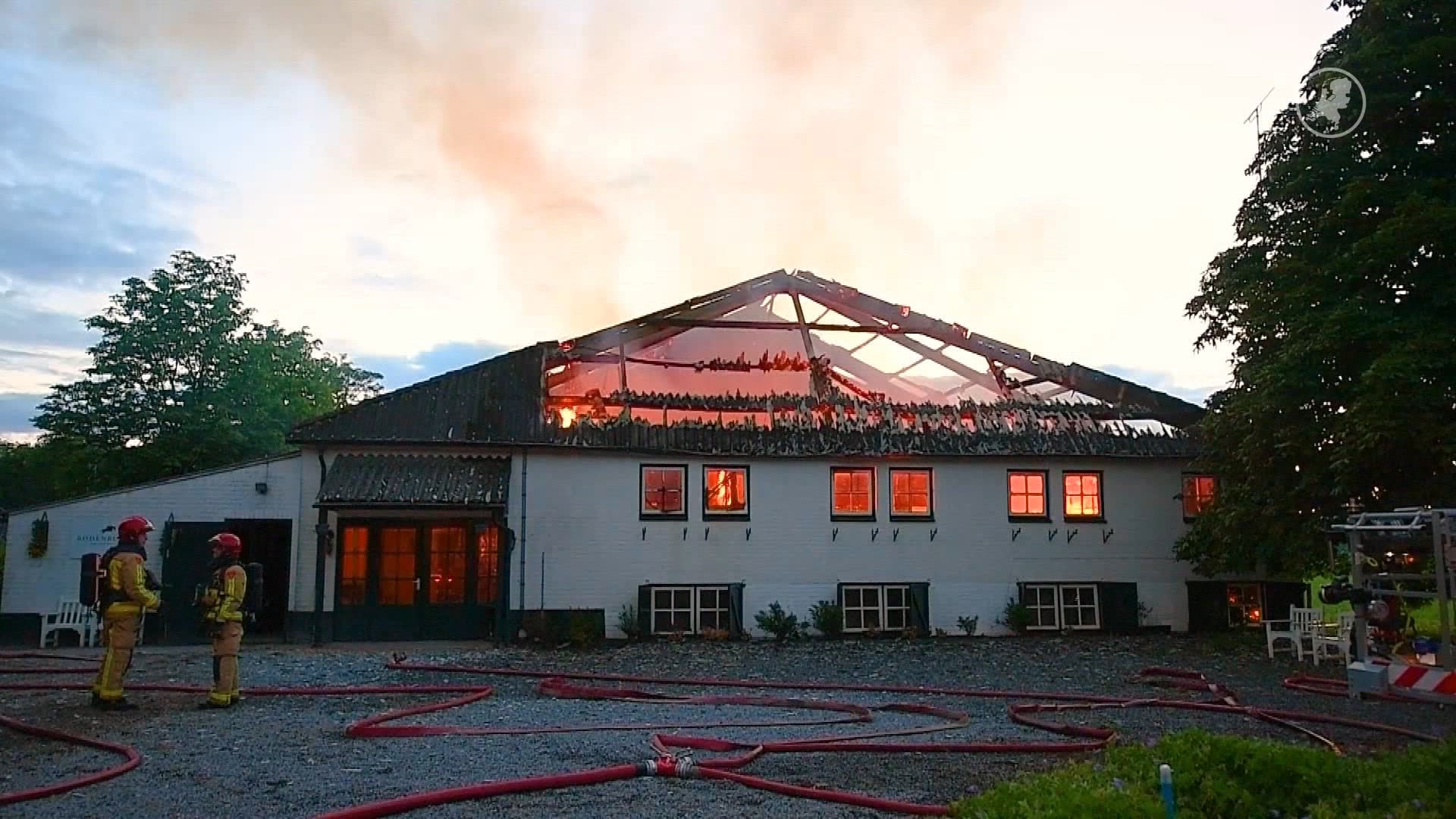 Grote brand legt stal in Knegsel deels in de as