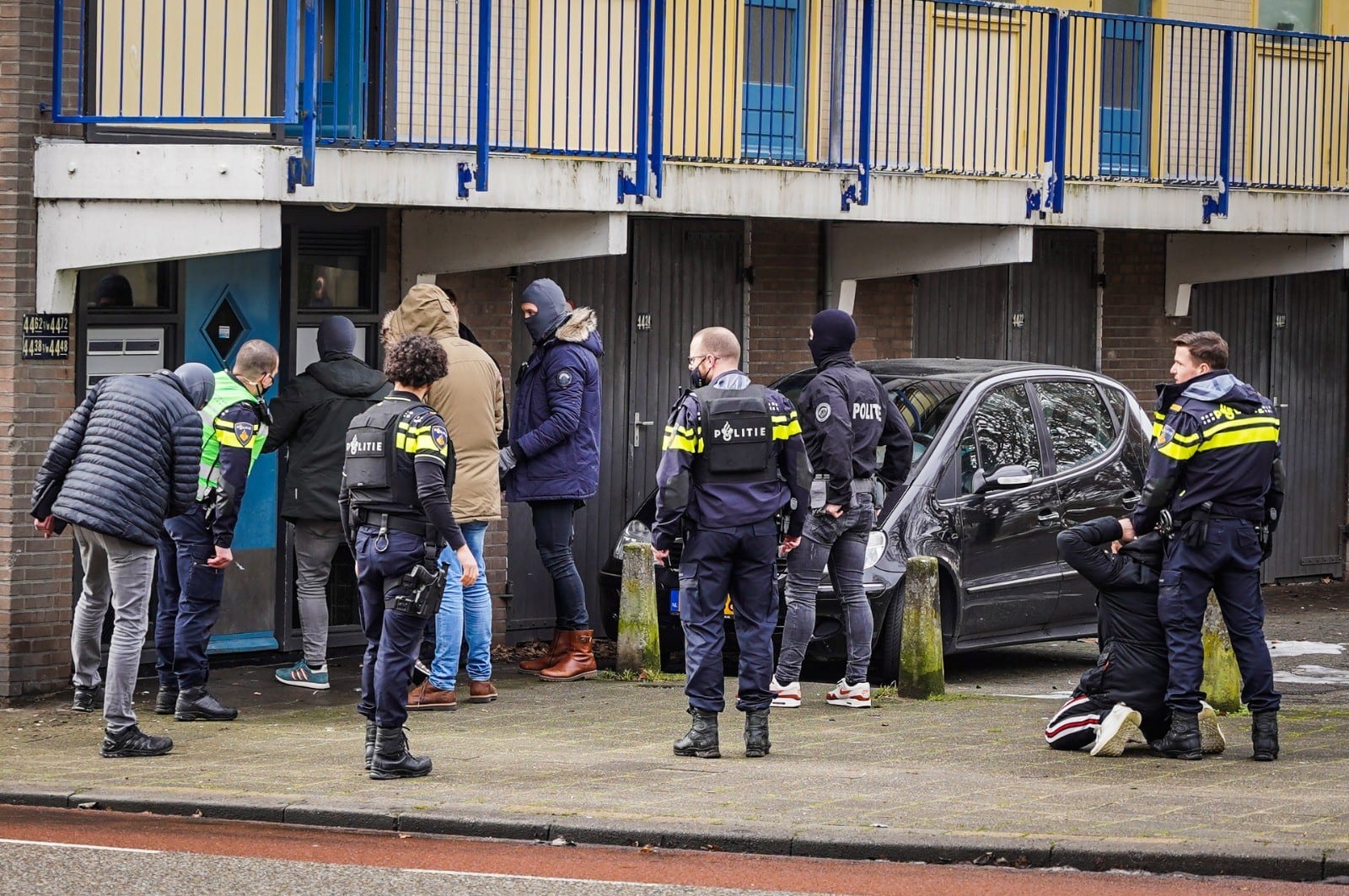 Politie zet omgeving Nijmeegse flat af na melding over vuurwapens