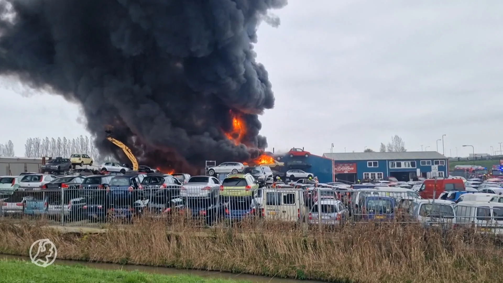 Dikke rookwolken bij grote brand autobedrijf Heerhugowaard