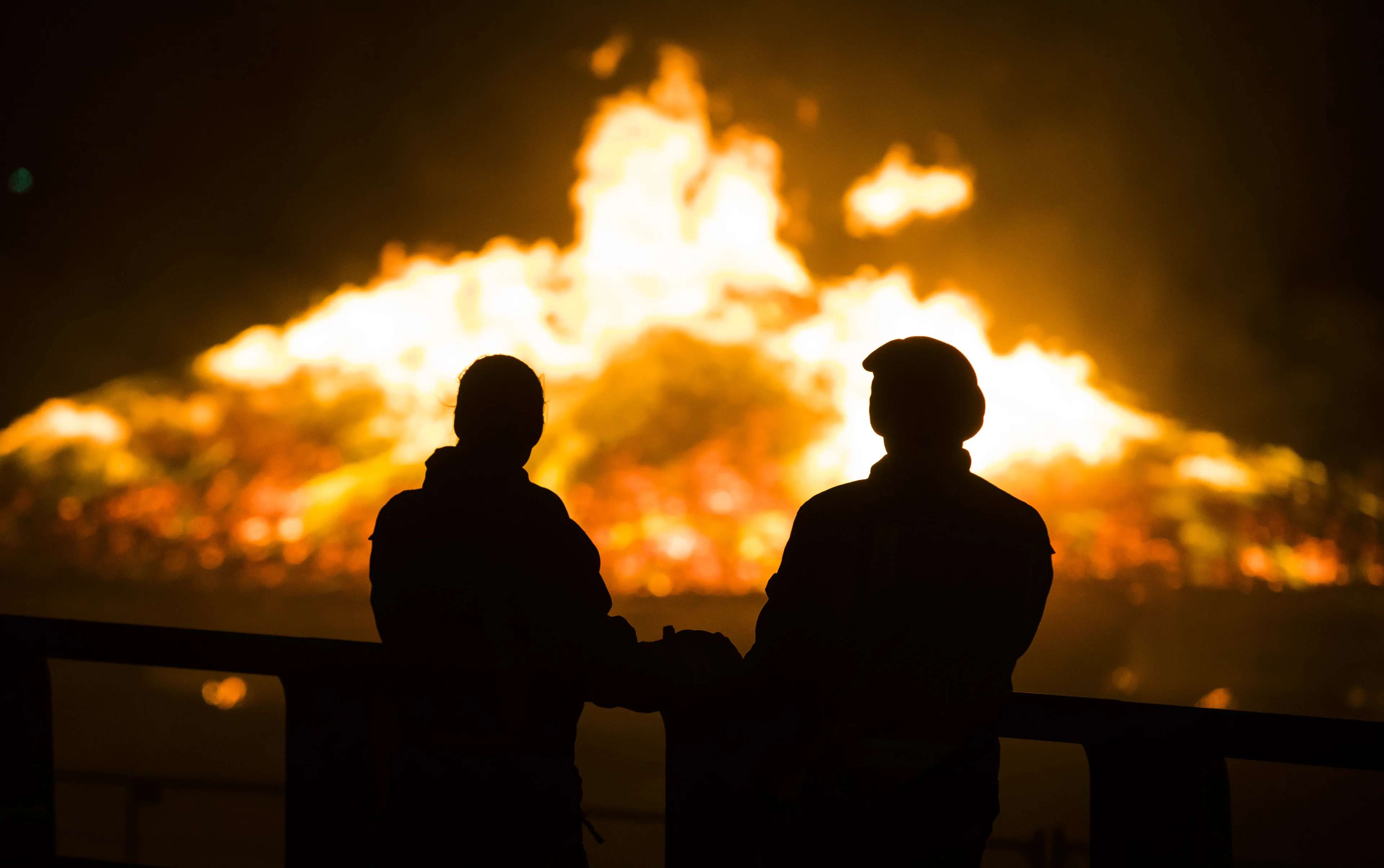 Meerdere vreugdevuren maandagavond al aangestoken om verwachte zware windstoten