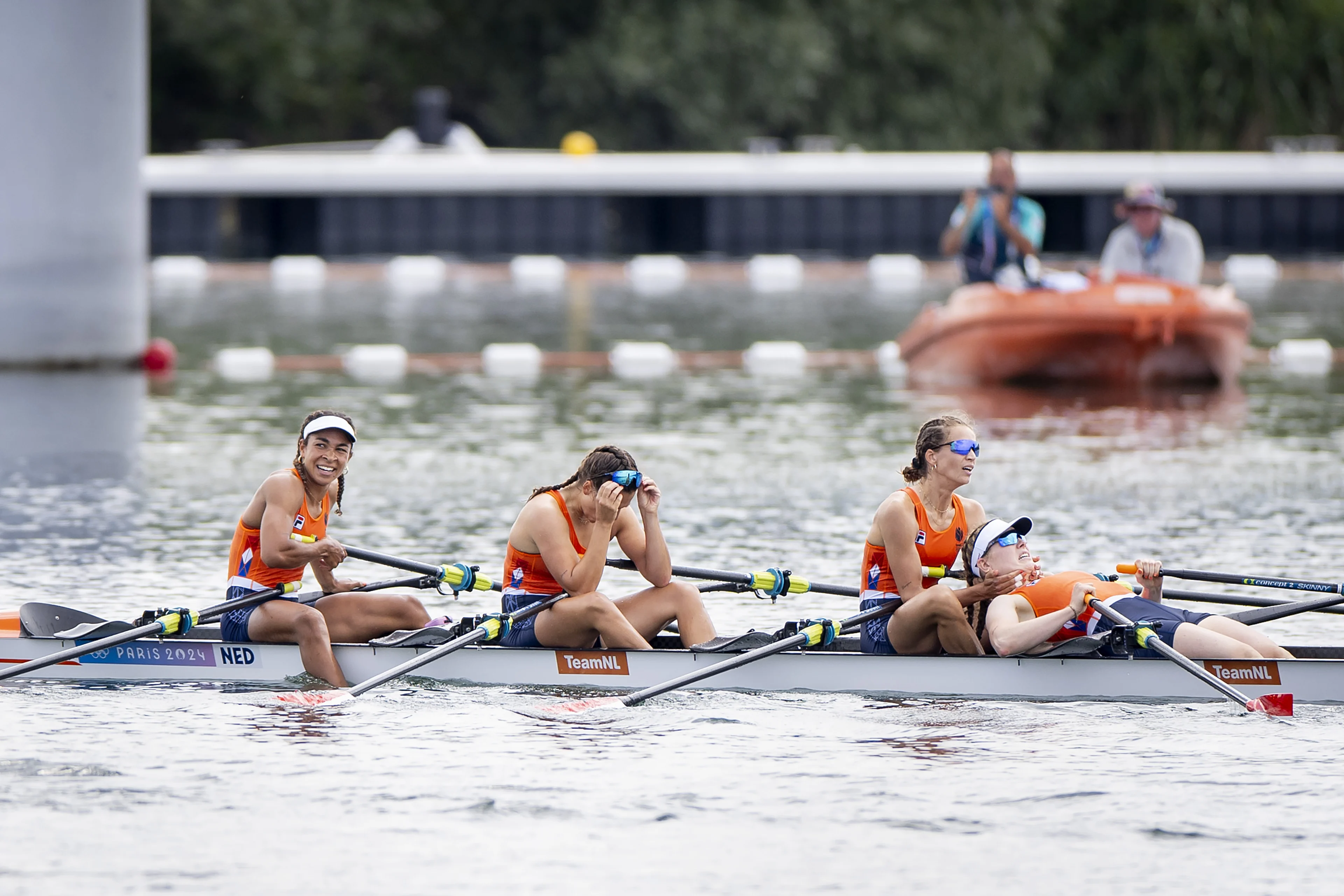 Fotofinish moet bepalen: Nederlandse roeisters pakken medaille in dubbelvier