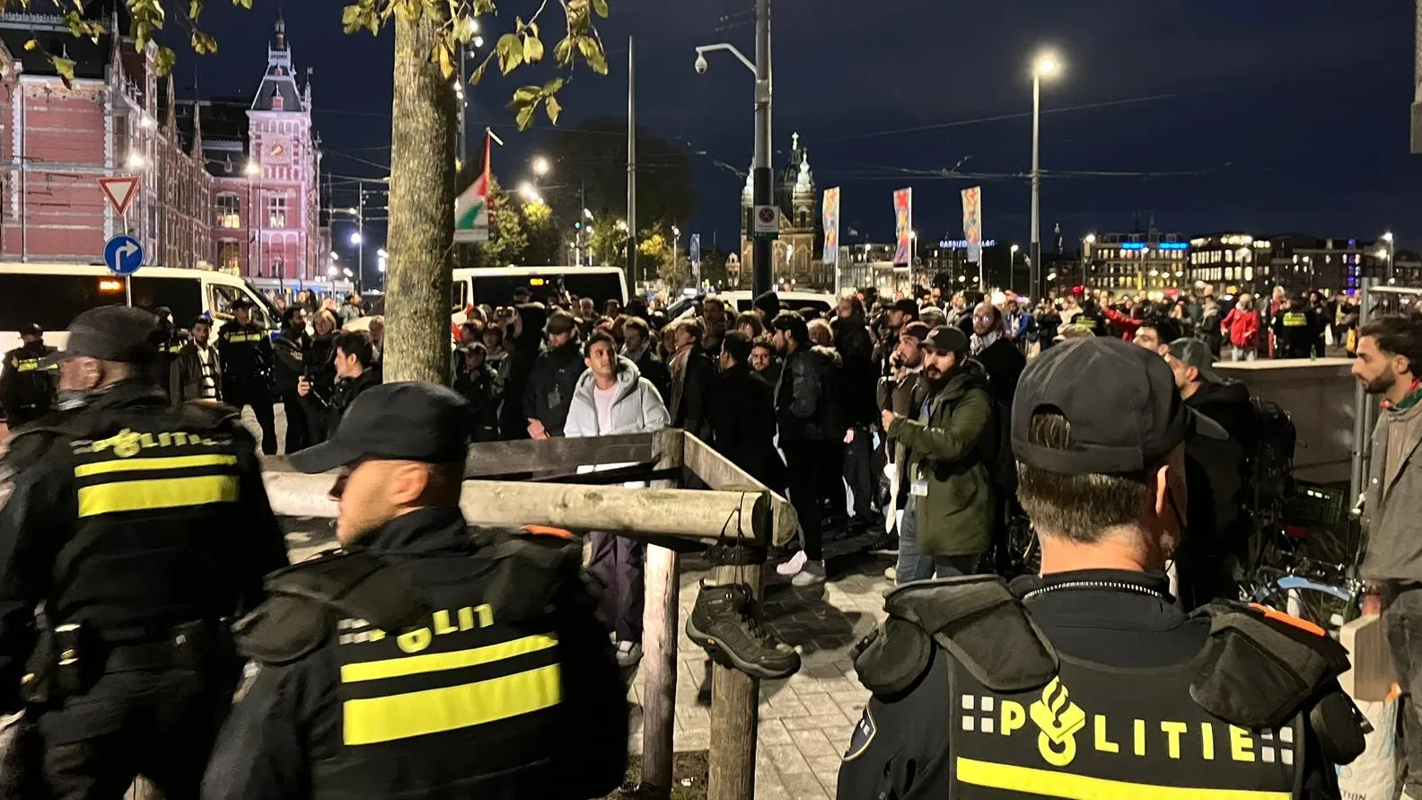 Treinverkeer Amsterdam plat door pro-Palestina activisten, 20 aanhoudingen