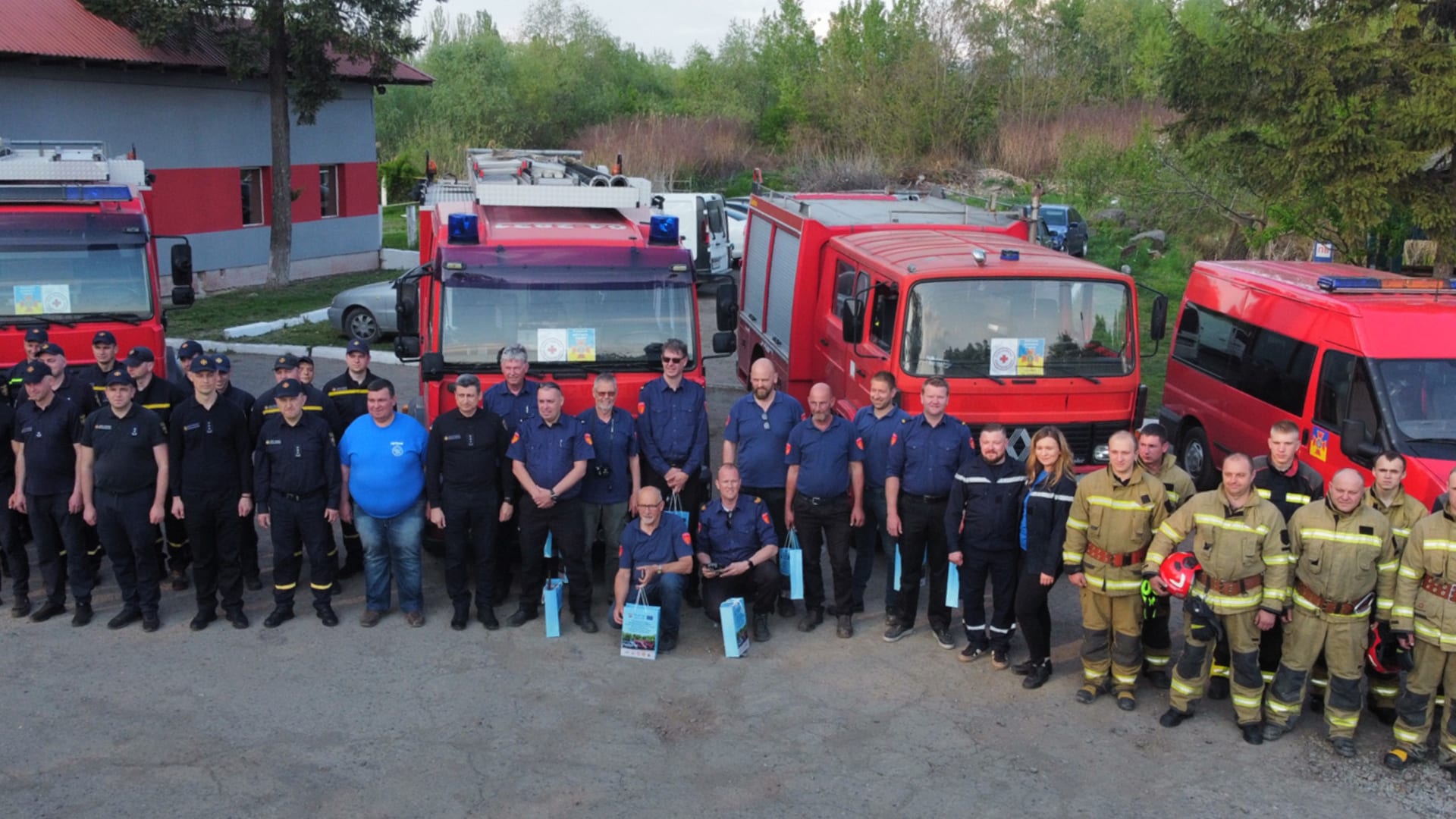 Nederlandse brandweerwagens aangekomen in Oekraïne: 'Bedankt voor humanitaire missie'
