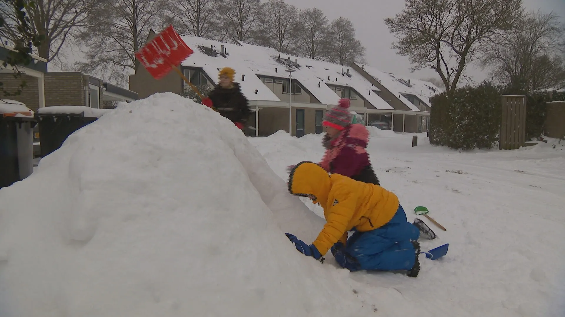 Jorien (13) uit Hengelo volgt haar lessen in zelfgebouwde iglo