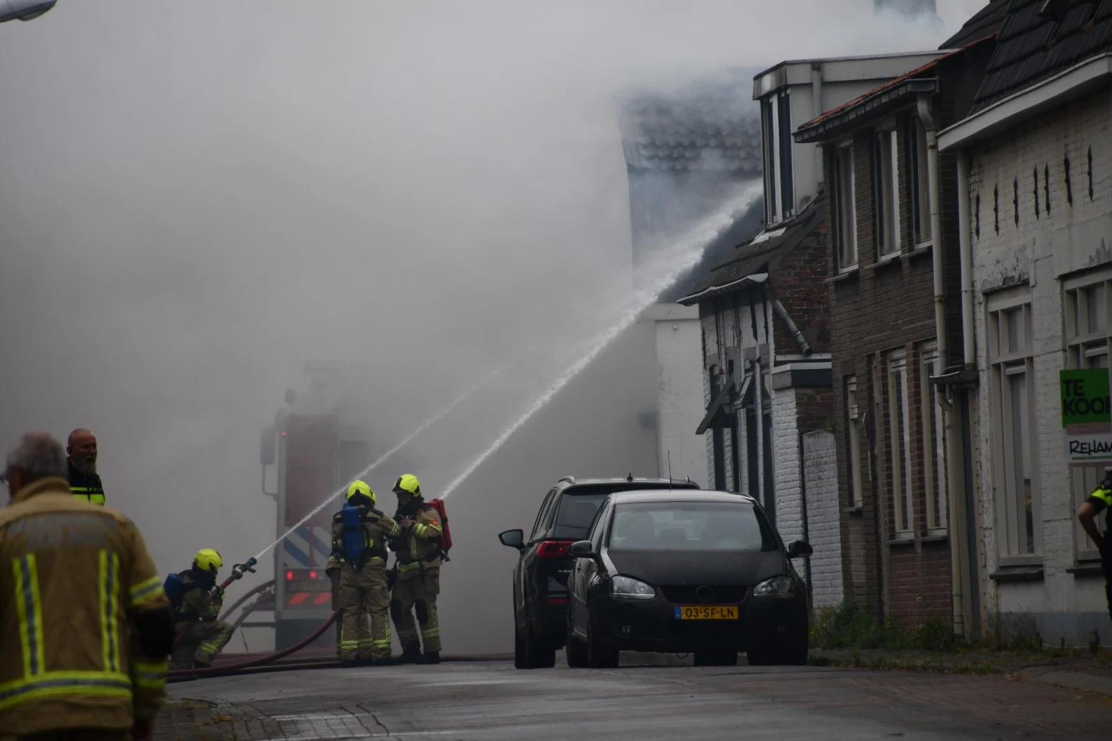 Woningen ontruimd om grote brand Westdorpe, gasflessen in pand