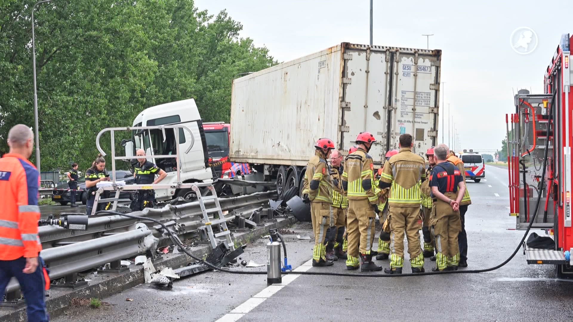 Ernstig ongeluk op A27: vrachtwagen door middenberm en auto in brand