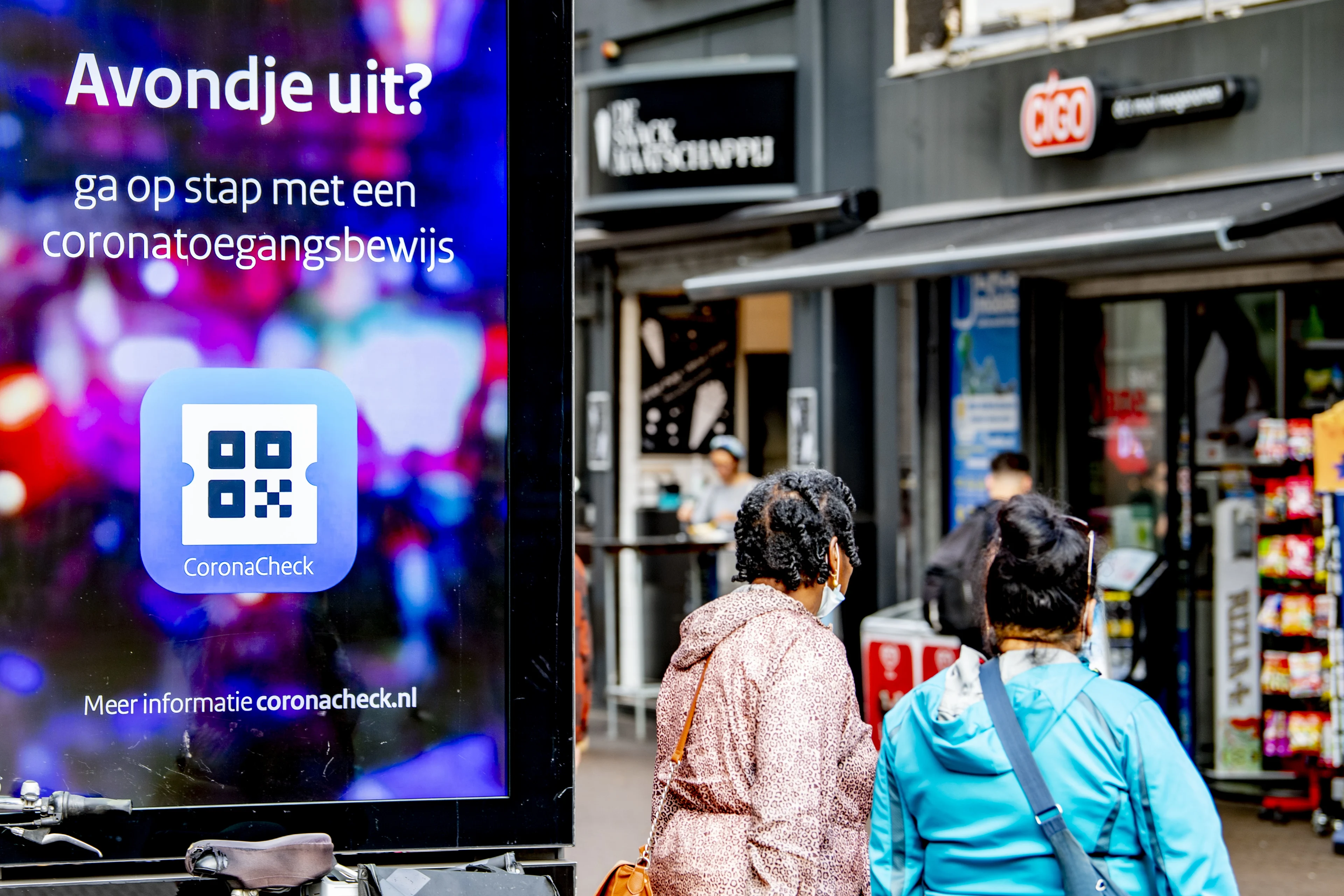 Bewindslieden bespreken maatregelen op Catshuis terwijl weerstand voor lockdown blijft groeien