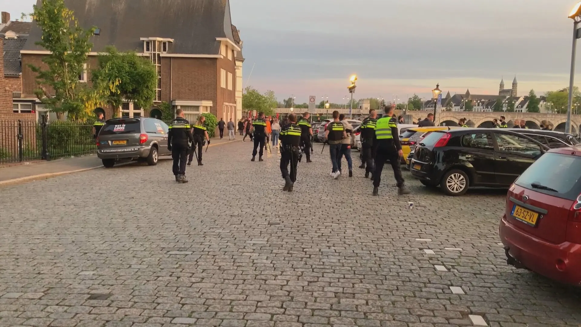Politie bekogeld bij schoonvegen Maastrichts park