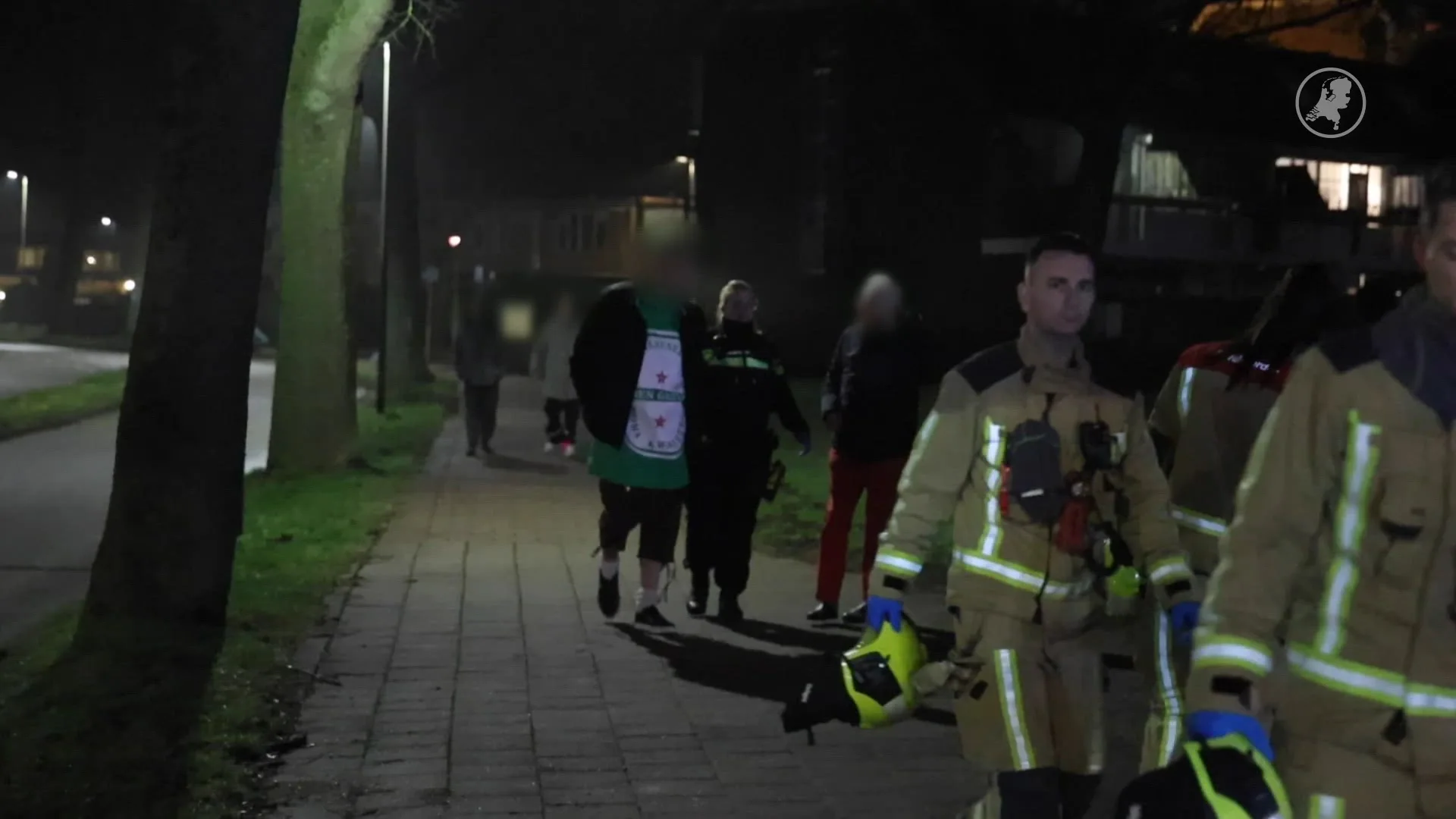 Dronken automobilist verkleed als bierfles schept twee voetgangers en crasht