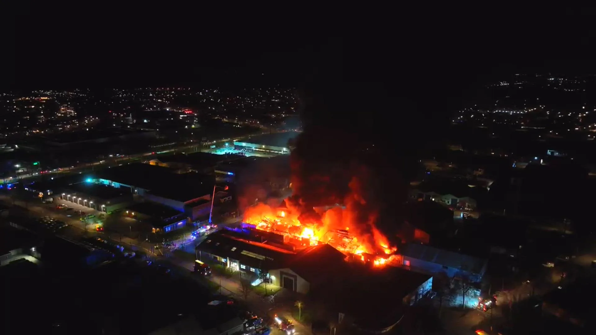 Mogelijk asbestdeeltjes in rook bij grote brand Medemblik