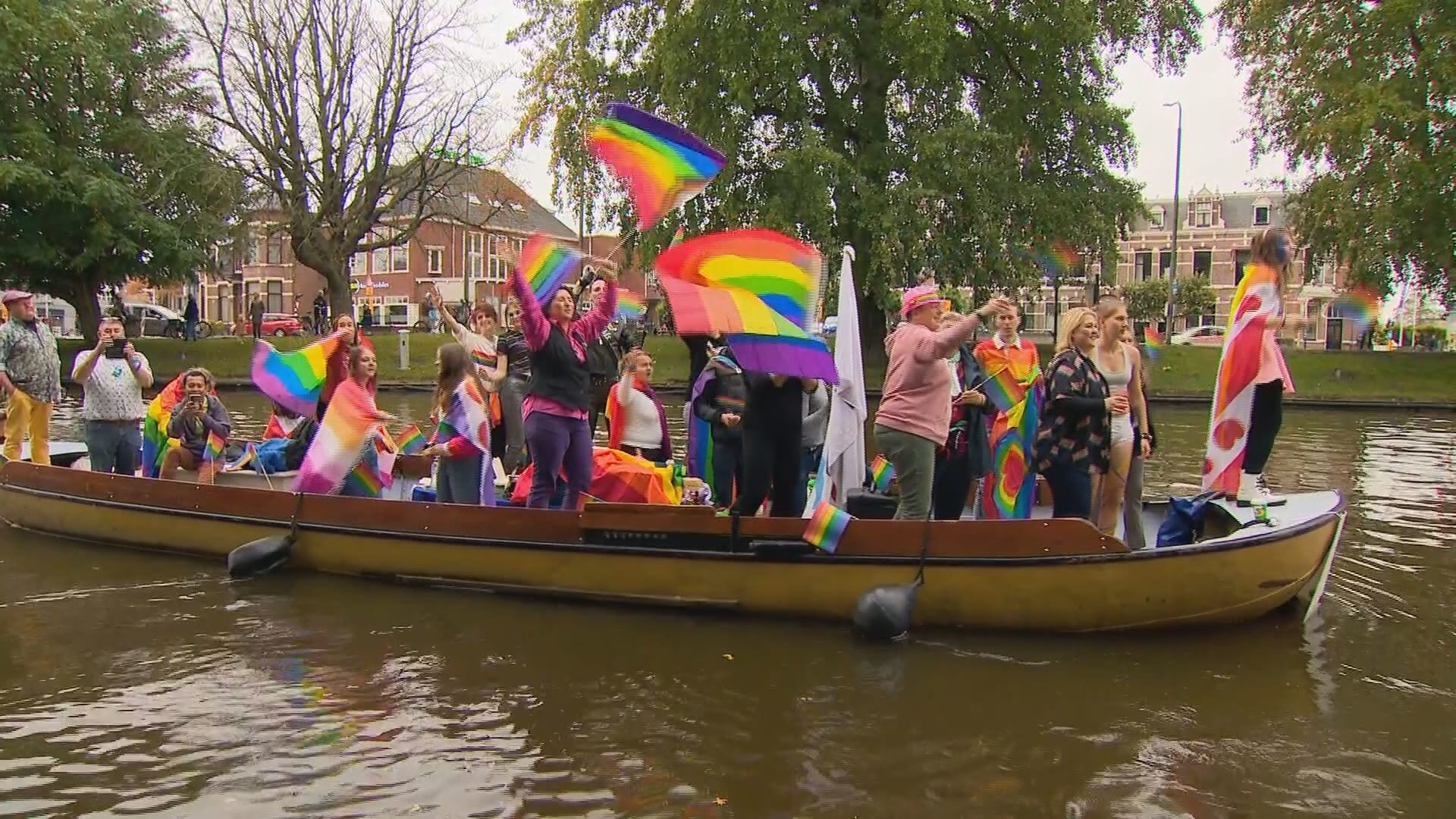 Leeuwarden viert Roze Zaterdag met kleurrijke botenparade