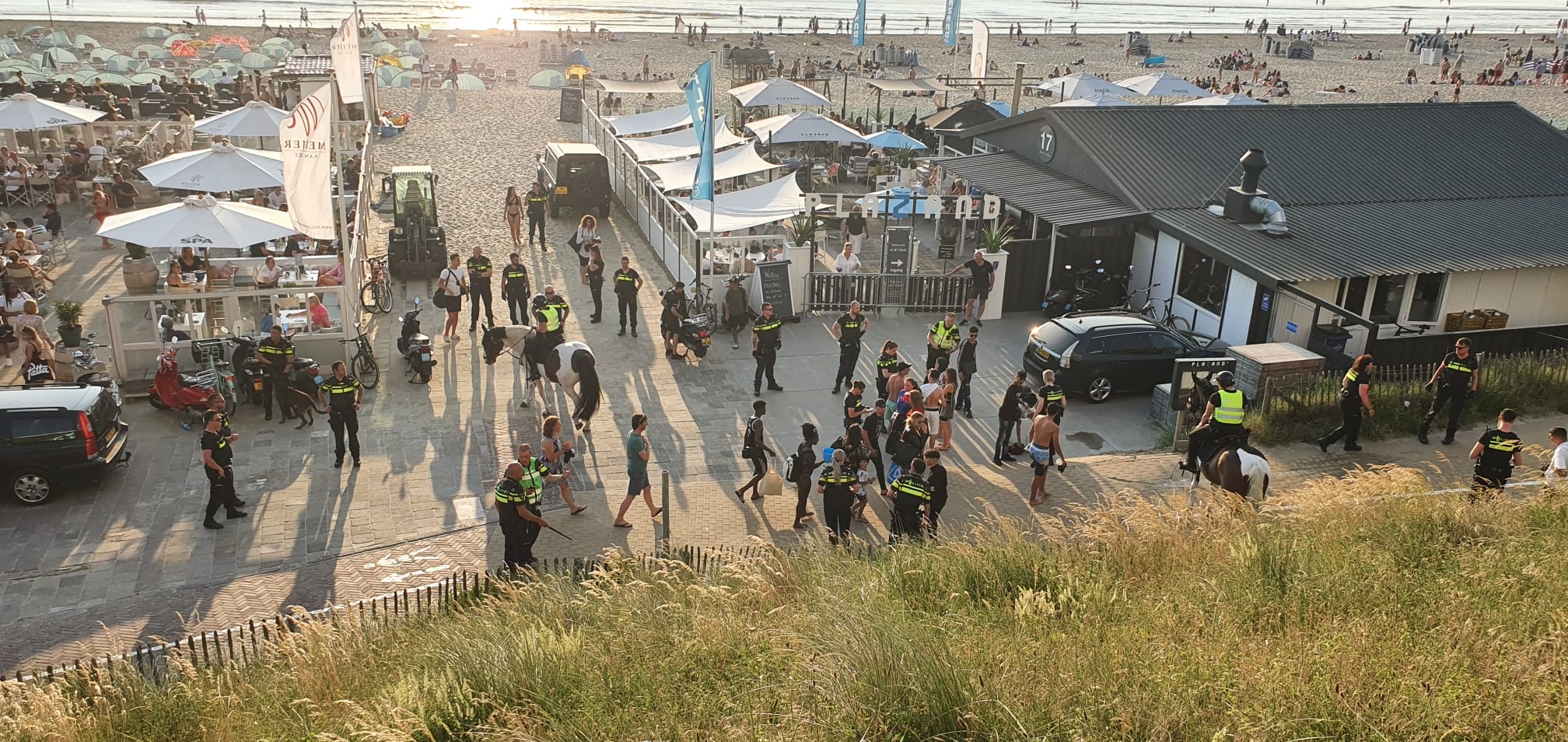 Ruim honderd strandgangers op de vuist bij massale vechtpartij in Zandvoort, drie gewonden