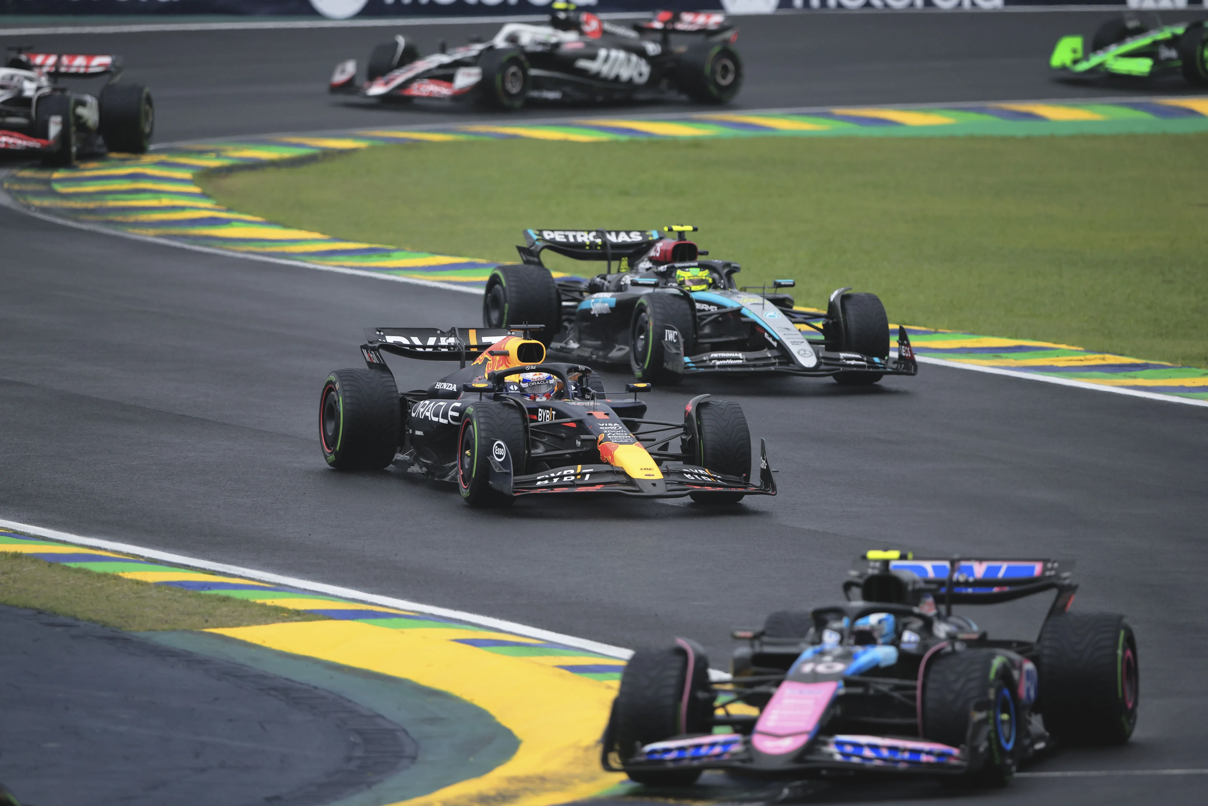 Verstappen wint in Brazilië na magistrale inhaalrace