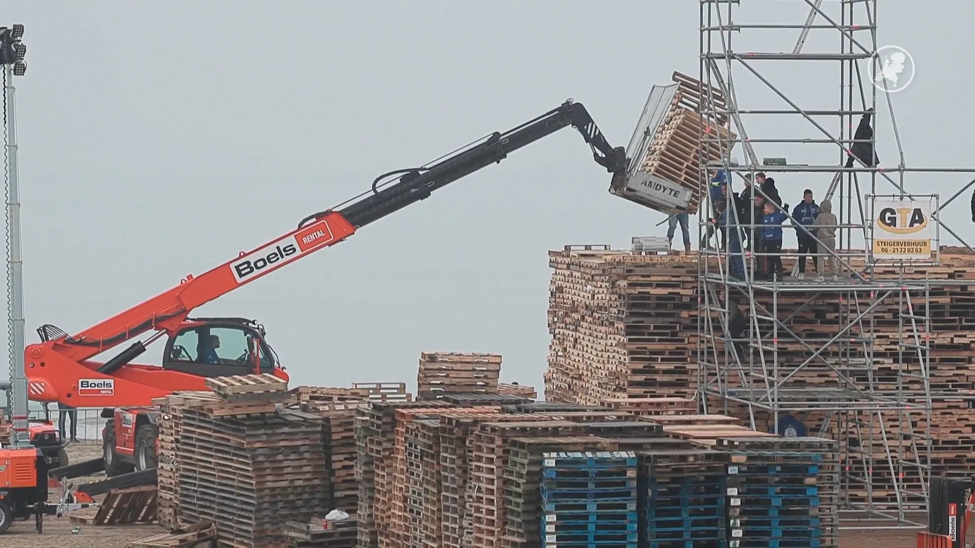 Scheveningers zijn alweer druk in de weer voor het traditionele vreugdevuur