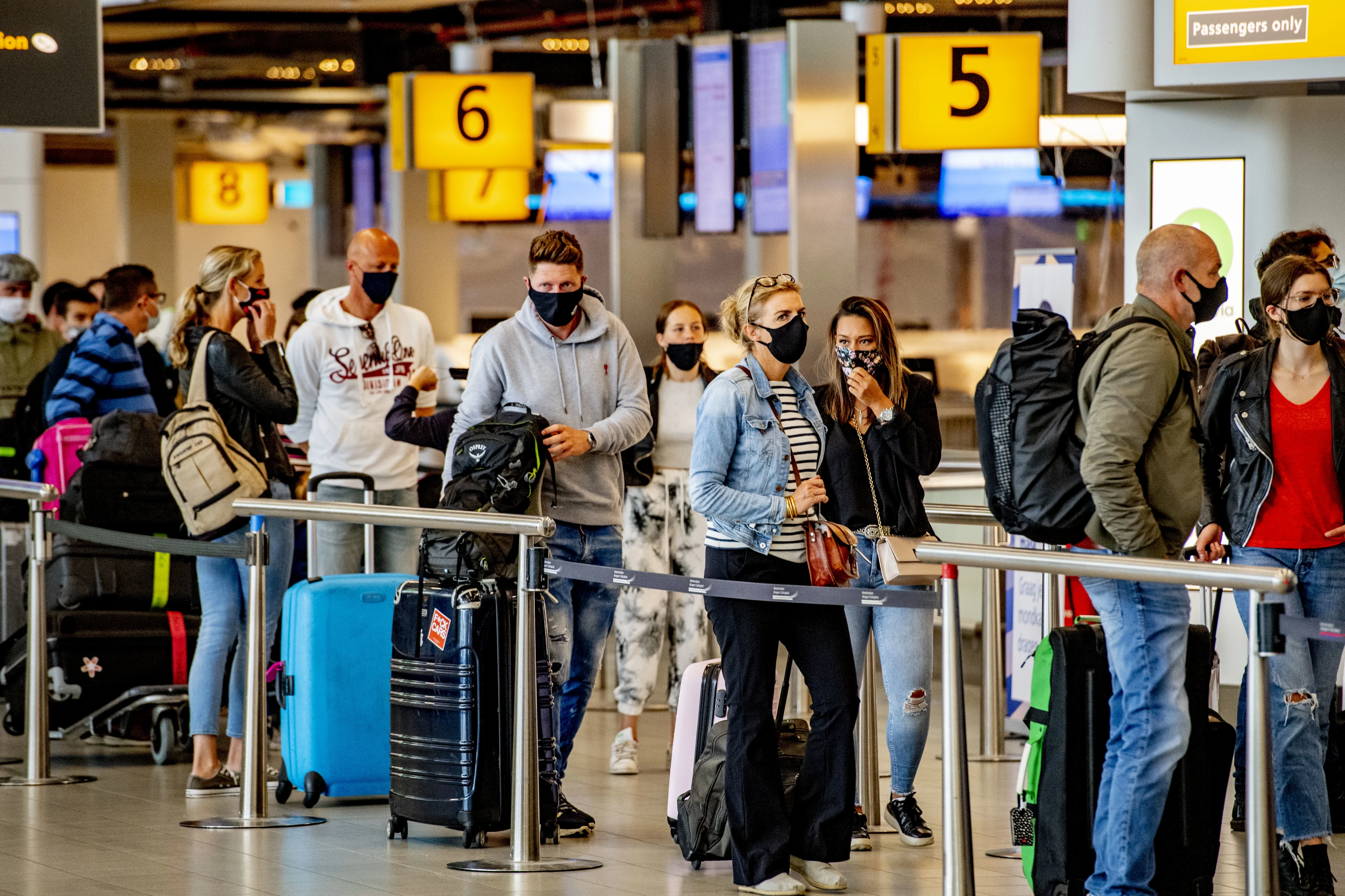 Lange rijen op Schiphol na begin herfstvakantie